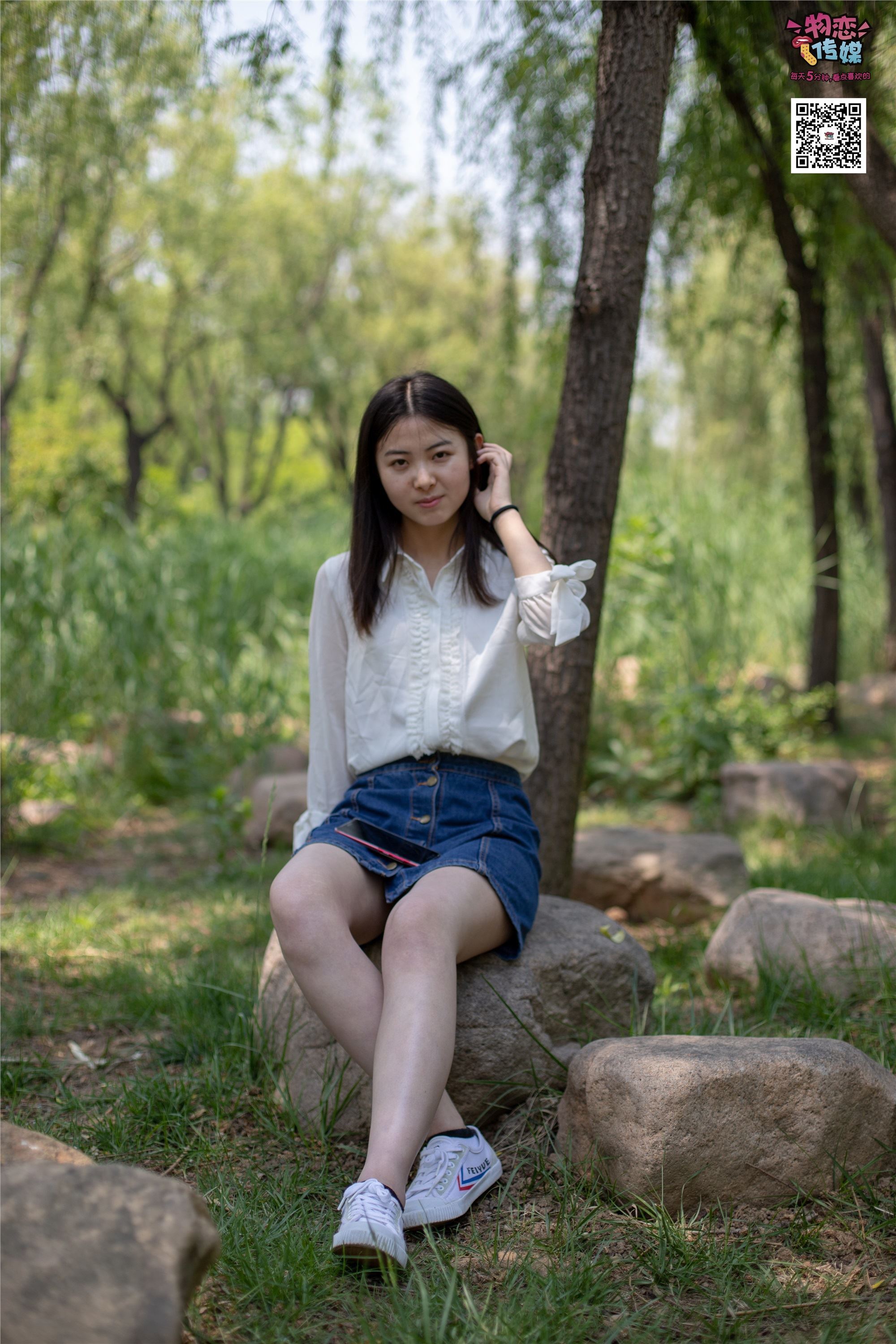 物恋传媒 No.009 纯纯的邻家小妹哦，小白鞋下藏着什么样的棉袜呢