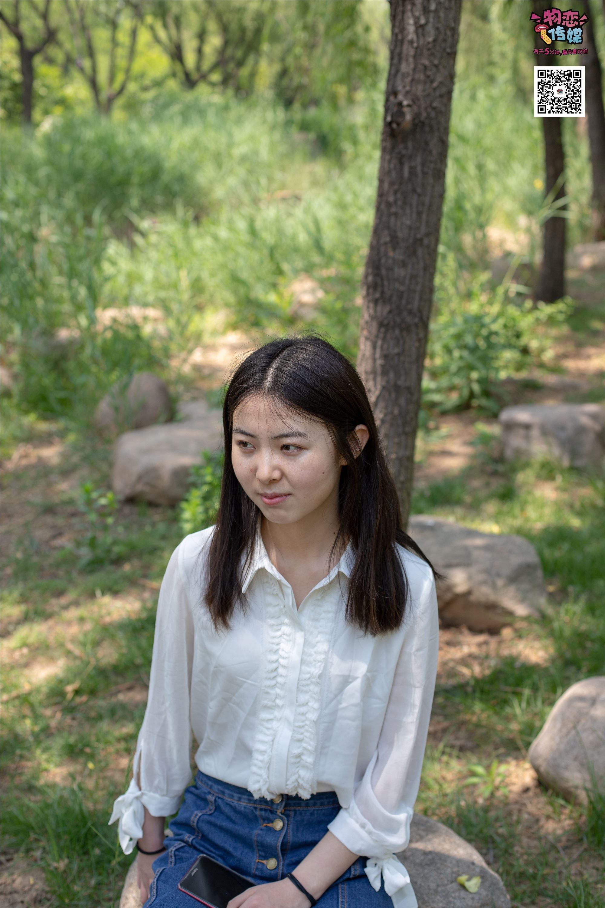 物恋传媒 No.009 纯纯的邻家小妹哦，小白鞋下藏着什么样的棉袜呢