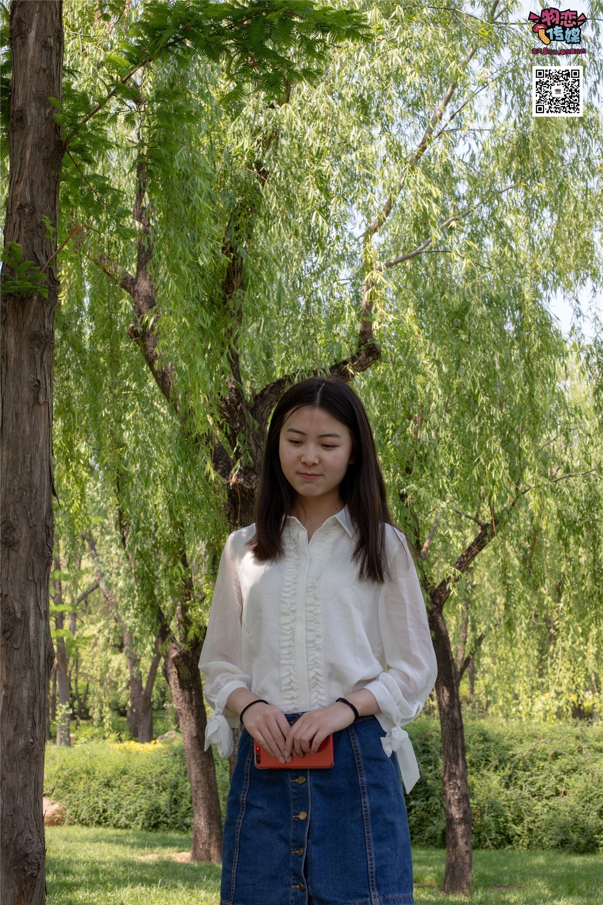 物恋传媒 No.009 纯纯的邻家小妹哦，小白鞋下藏着什么样的棉袜呢