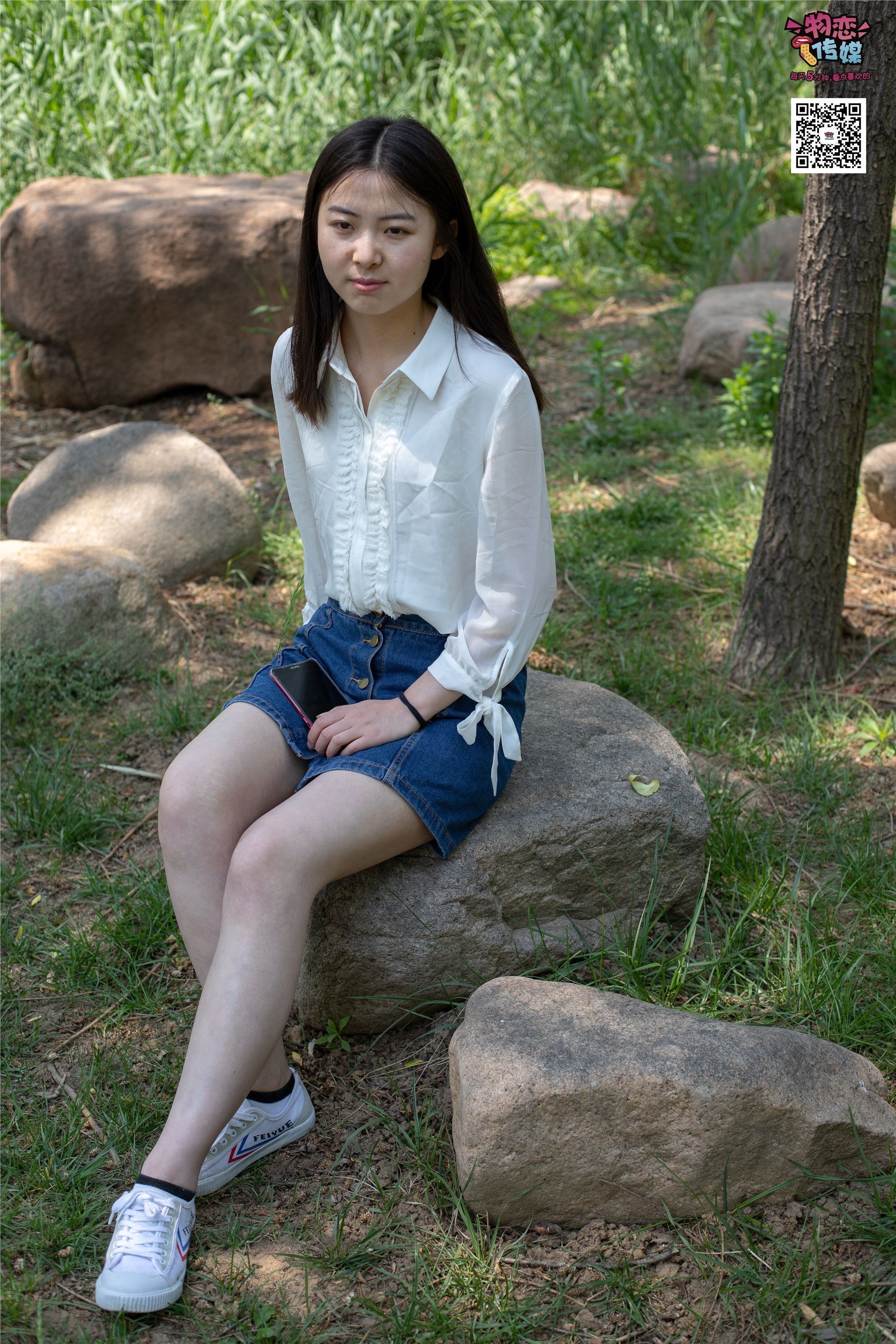 物恋传媒 No.009 纯纯的邻家小妹哦，小白鞋下藏着什么样的棉袜呢