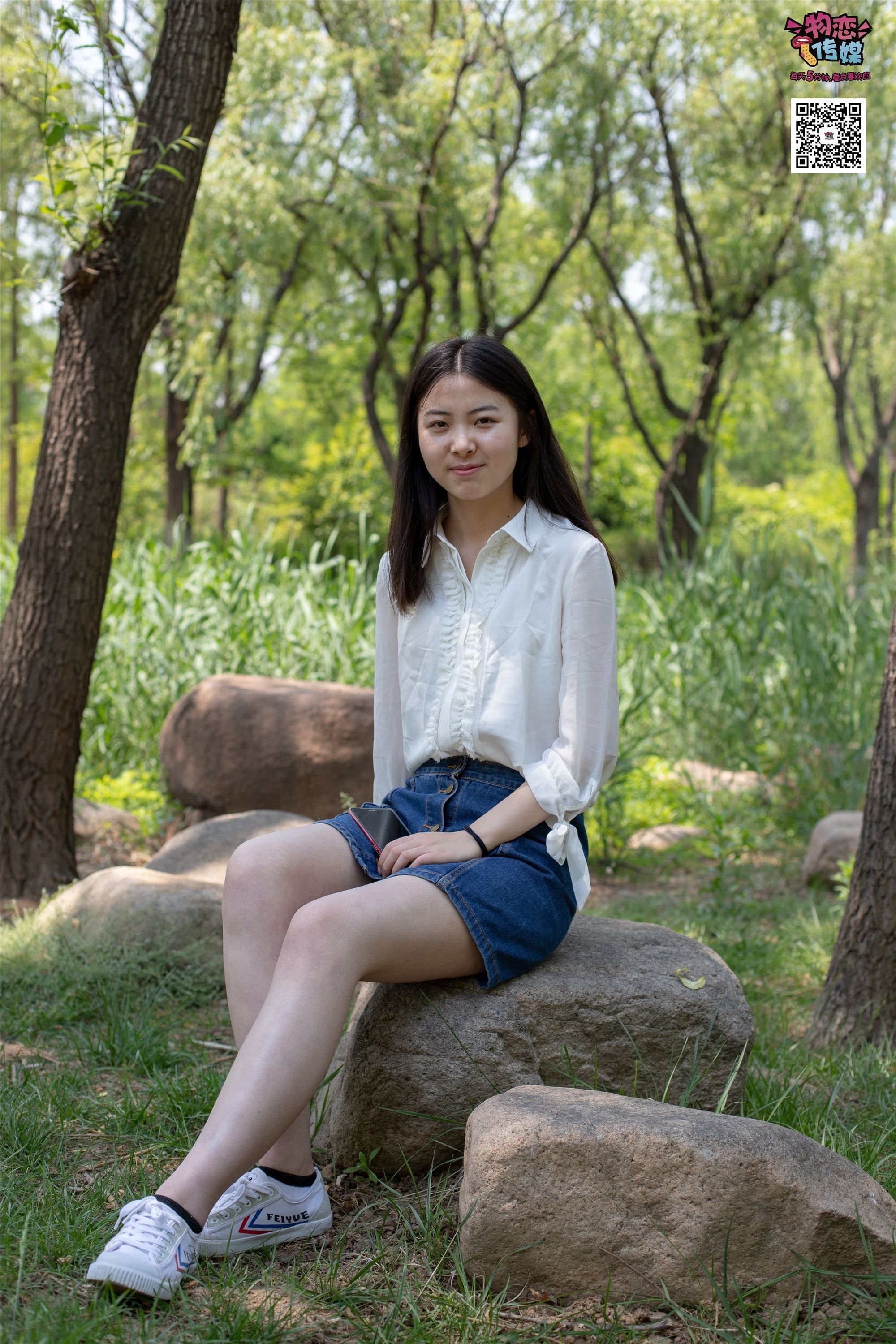 物恋传媒 No.009 纯纯的邻家小妹哦，小白鞋下藏着什么样的棉袜呢