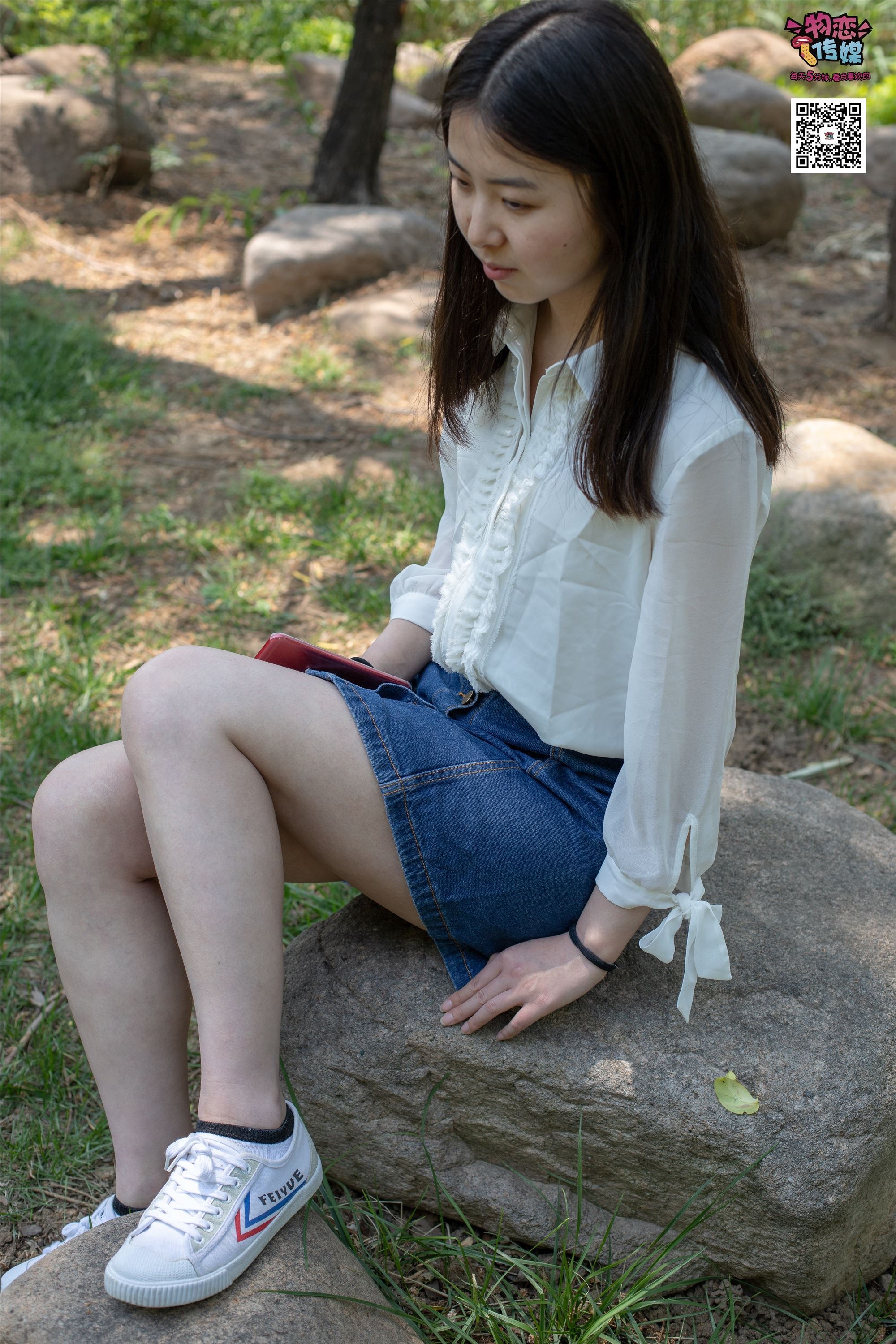 物恋传媒 No.009 纯纯的邻家小妹哦，小白鞋下藏着什么样的棉袜呢
