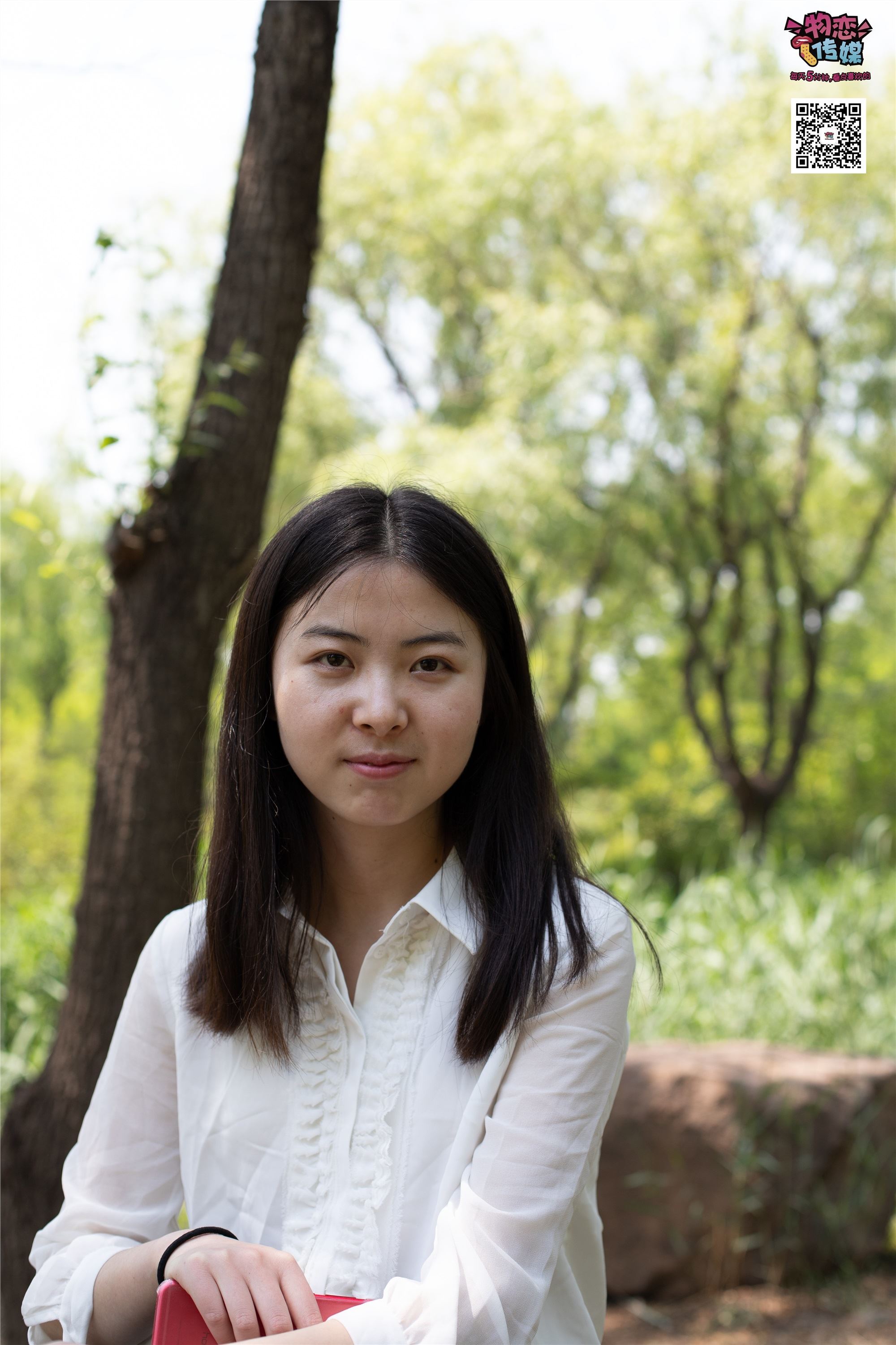 物恋传媒 No.009 纯纯的邻家小妹哦，小白鞋下藏着什么样的棉袜呢