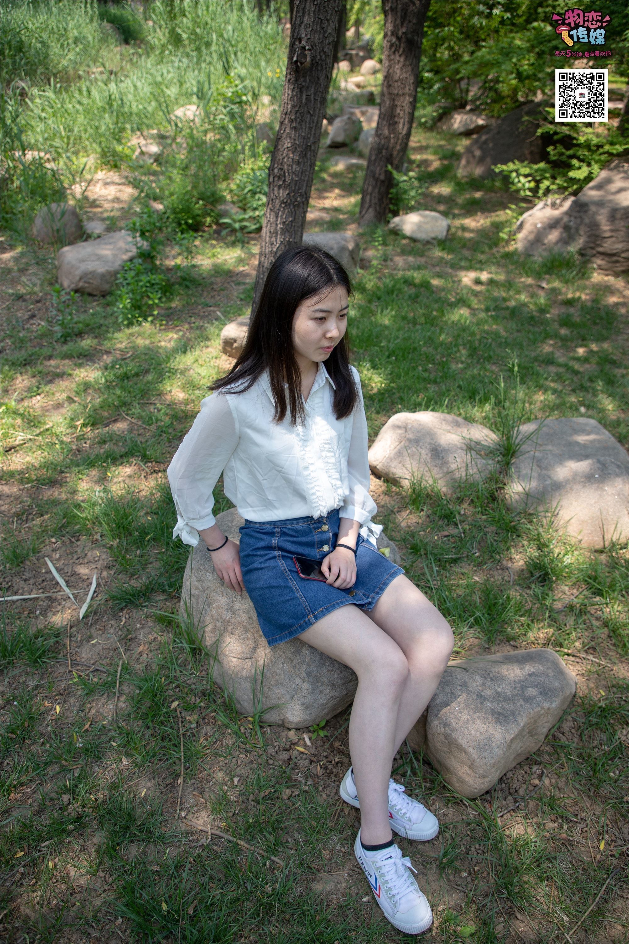 物恋传媒 No.009 纯纯的邻家小妹哦，小白鞋下藏着什么样的棉袜呢