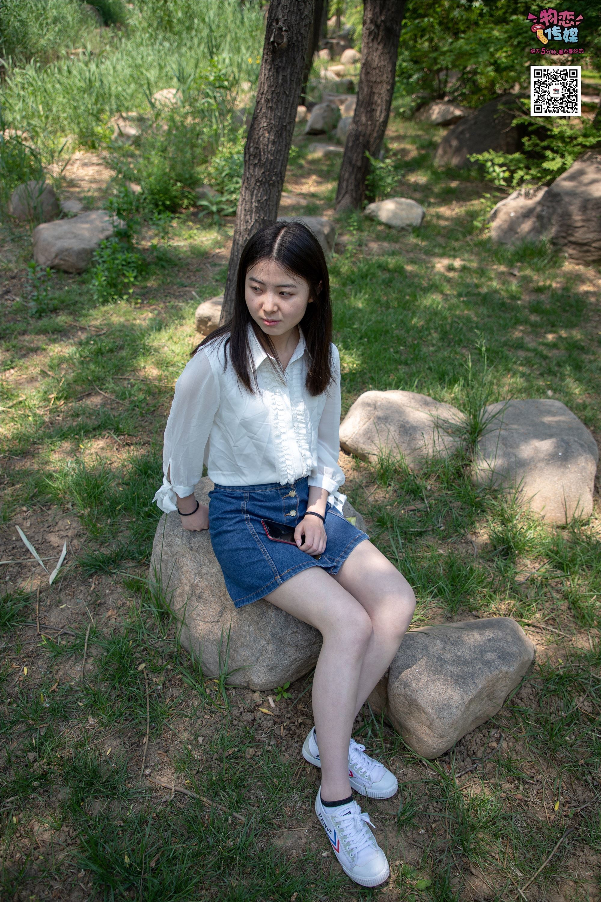 物恋传媒 No.009 纯纯的邻家小妹哦，小白鞋下藏着什么样的棉袜呢