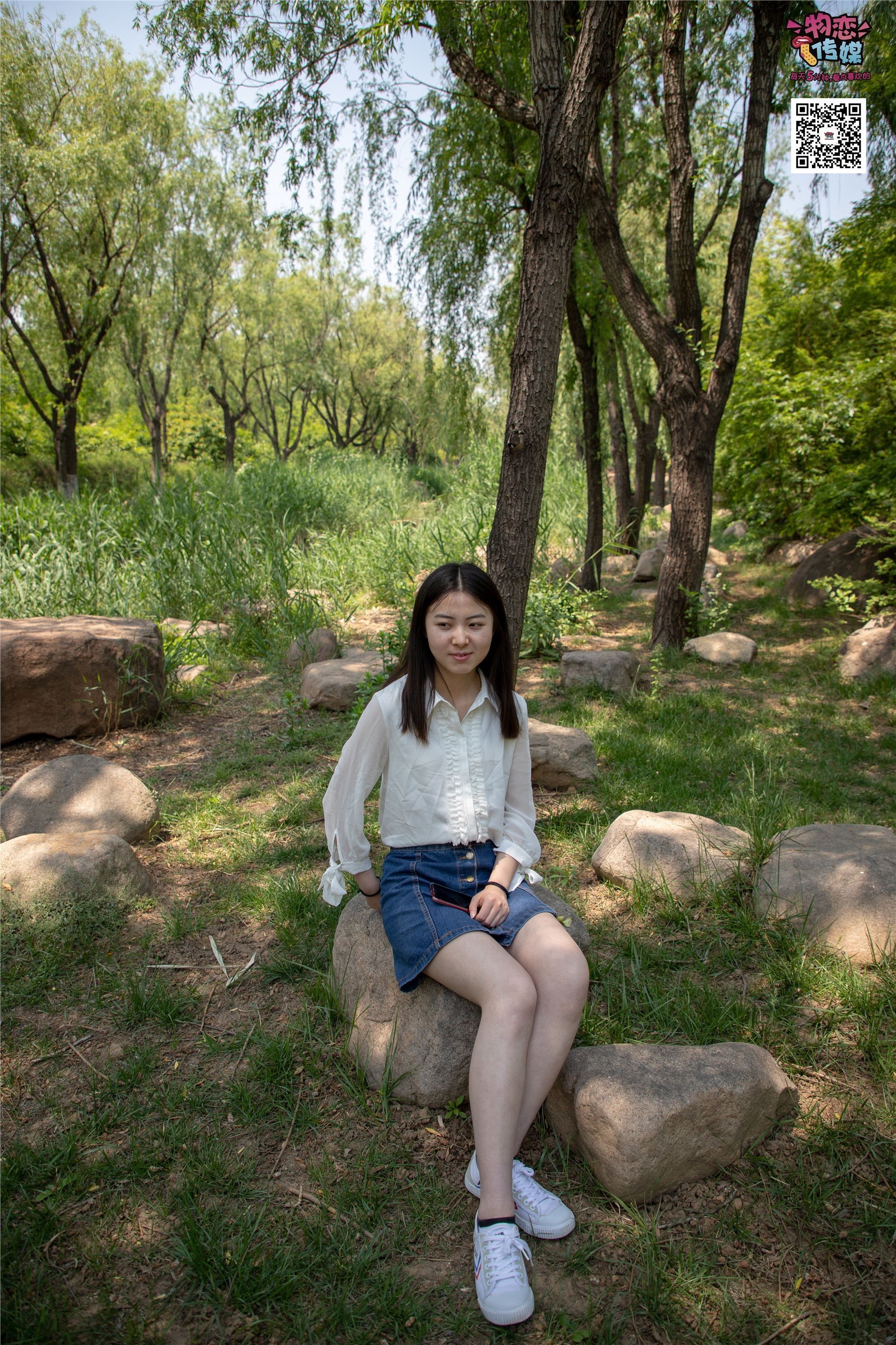 物恋传媒 No.009 纯纯的邻家小妹哦，小白鞋下藏着什么样的棉袜呢