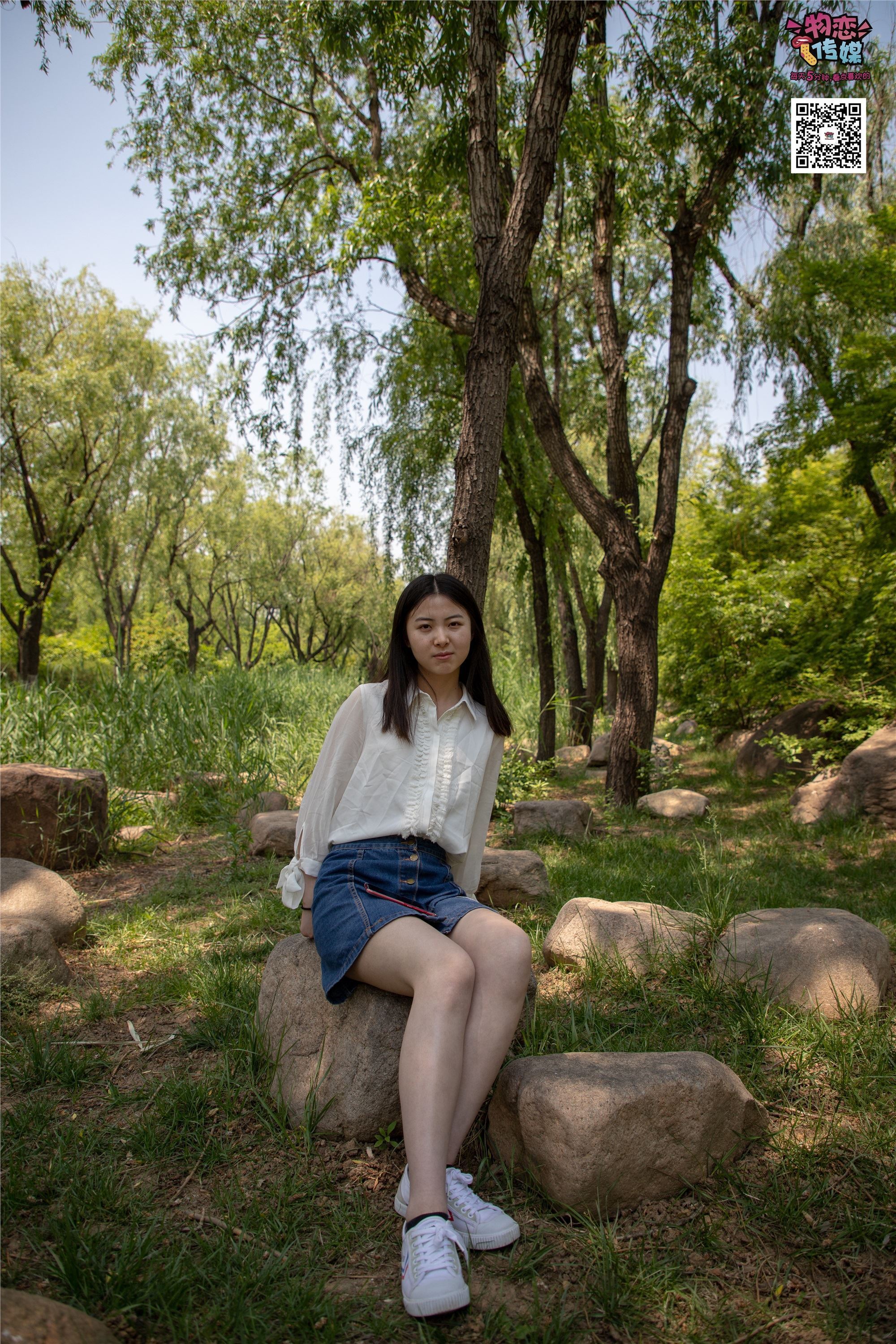 物恋传媒 No.009 纯纯的邻家小妹哦，小白鞋下藏着什么样的棉袜呢