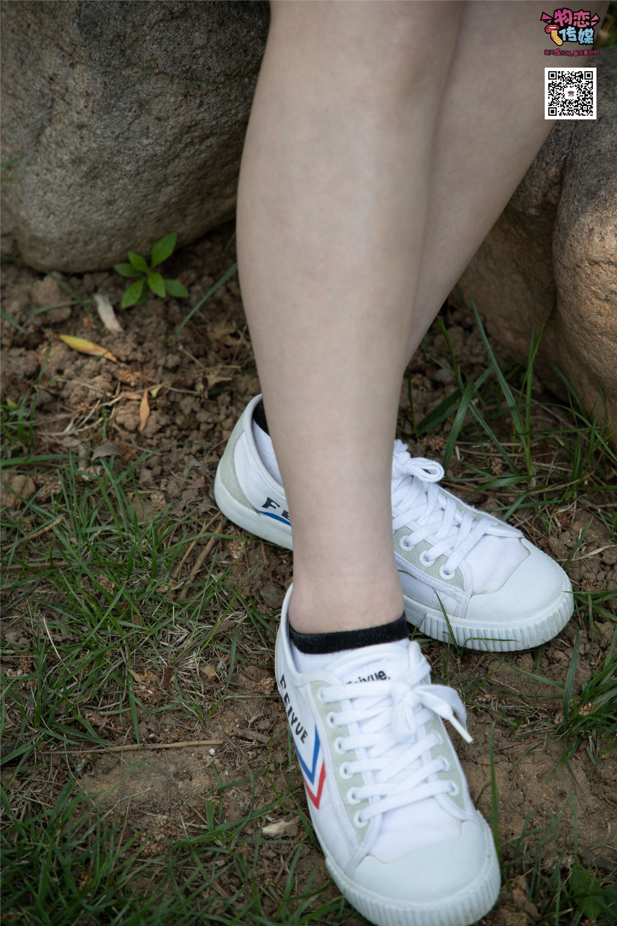 物恋传媒 No.009 纯纯的邻家小妹哦，小白鞋下藏着什么样的棉袜呢