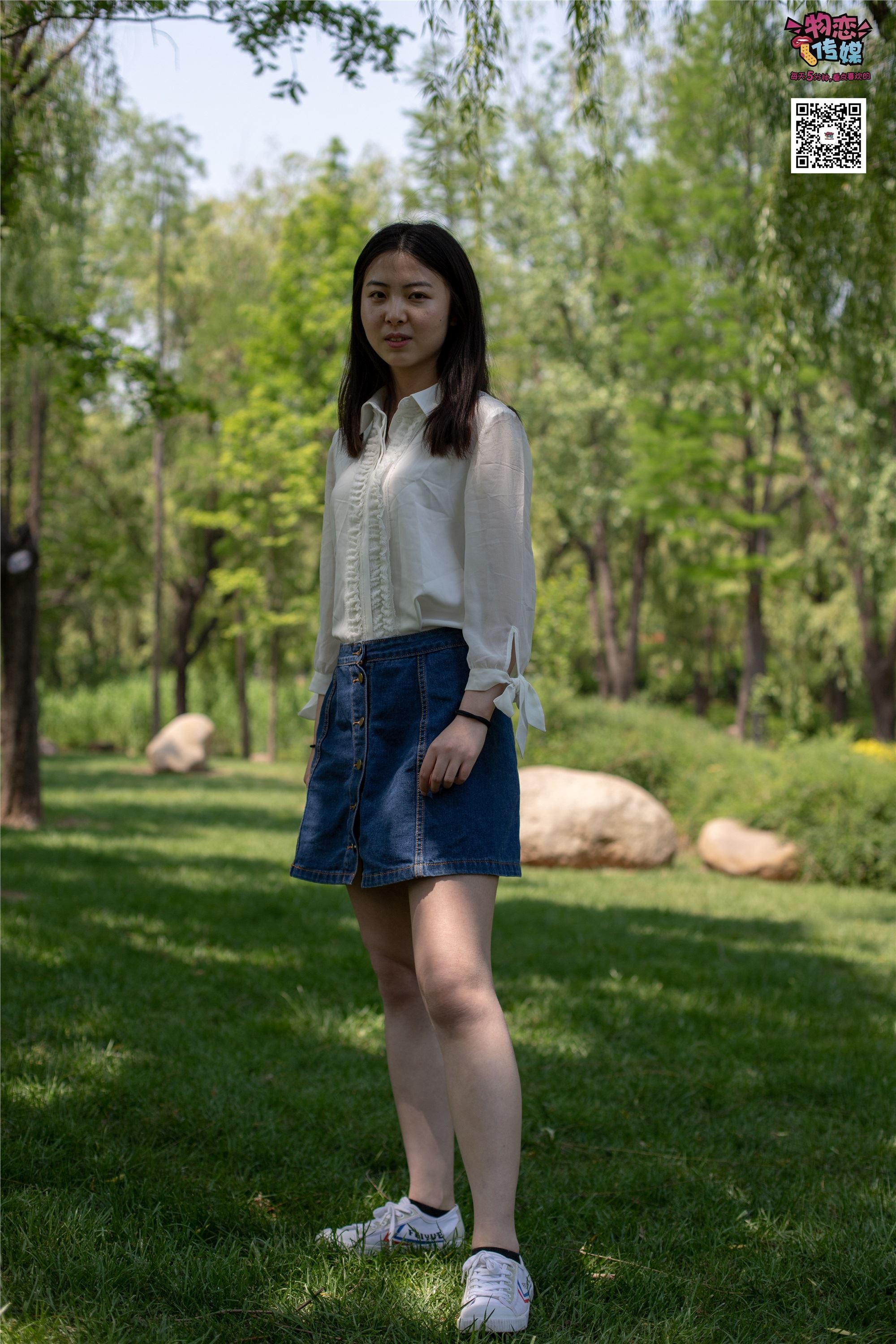 物恋传媒 No.009 纯纯的邻家小妹哦，小白鞋下藏着什么样的棉袜呢