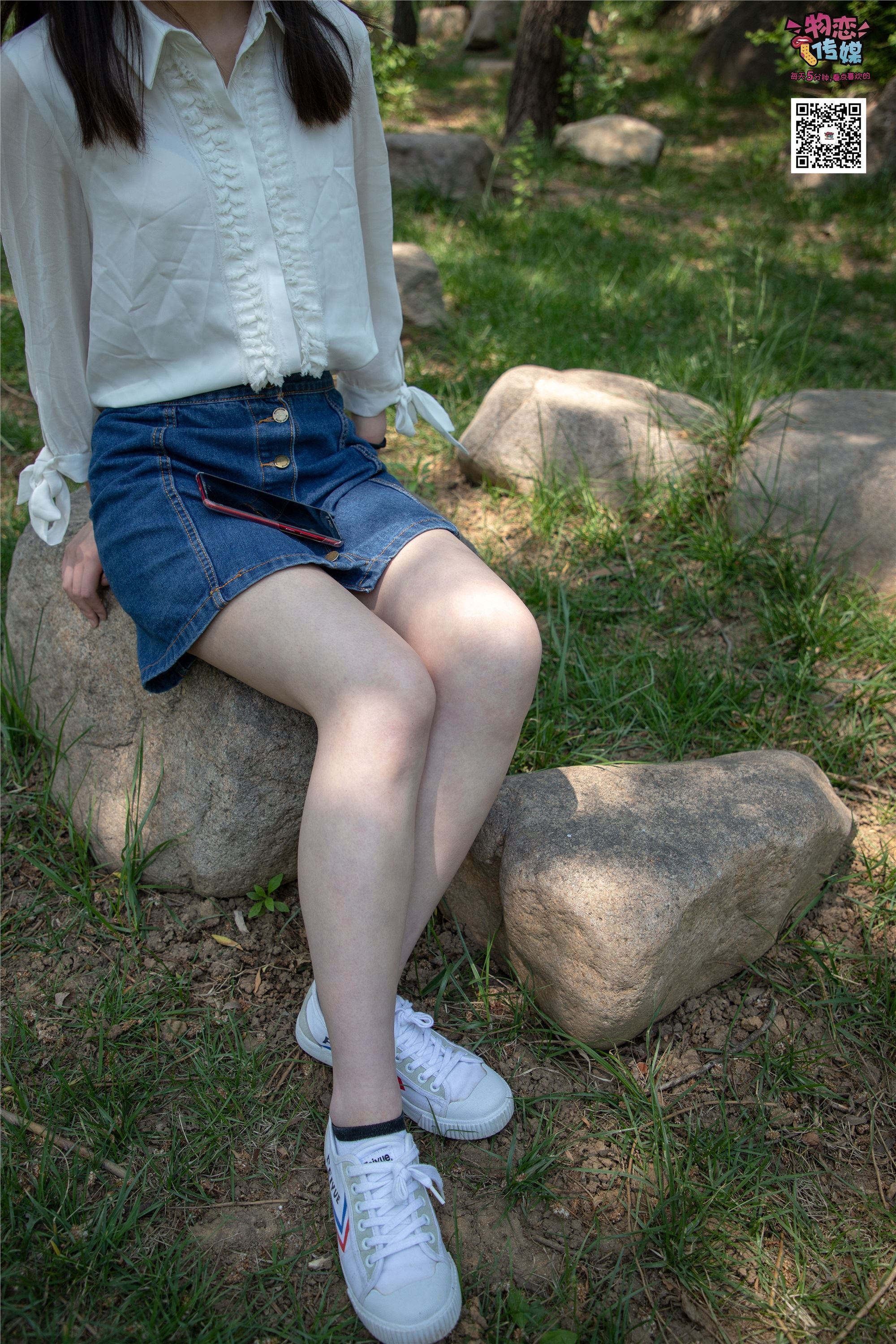 物恋传媒 No.009 纯纯的邻家小妹哦，小白鞋下藏着什么样的棉袜呢