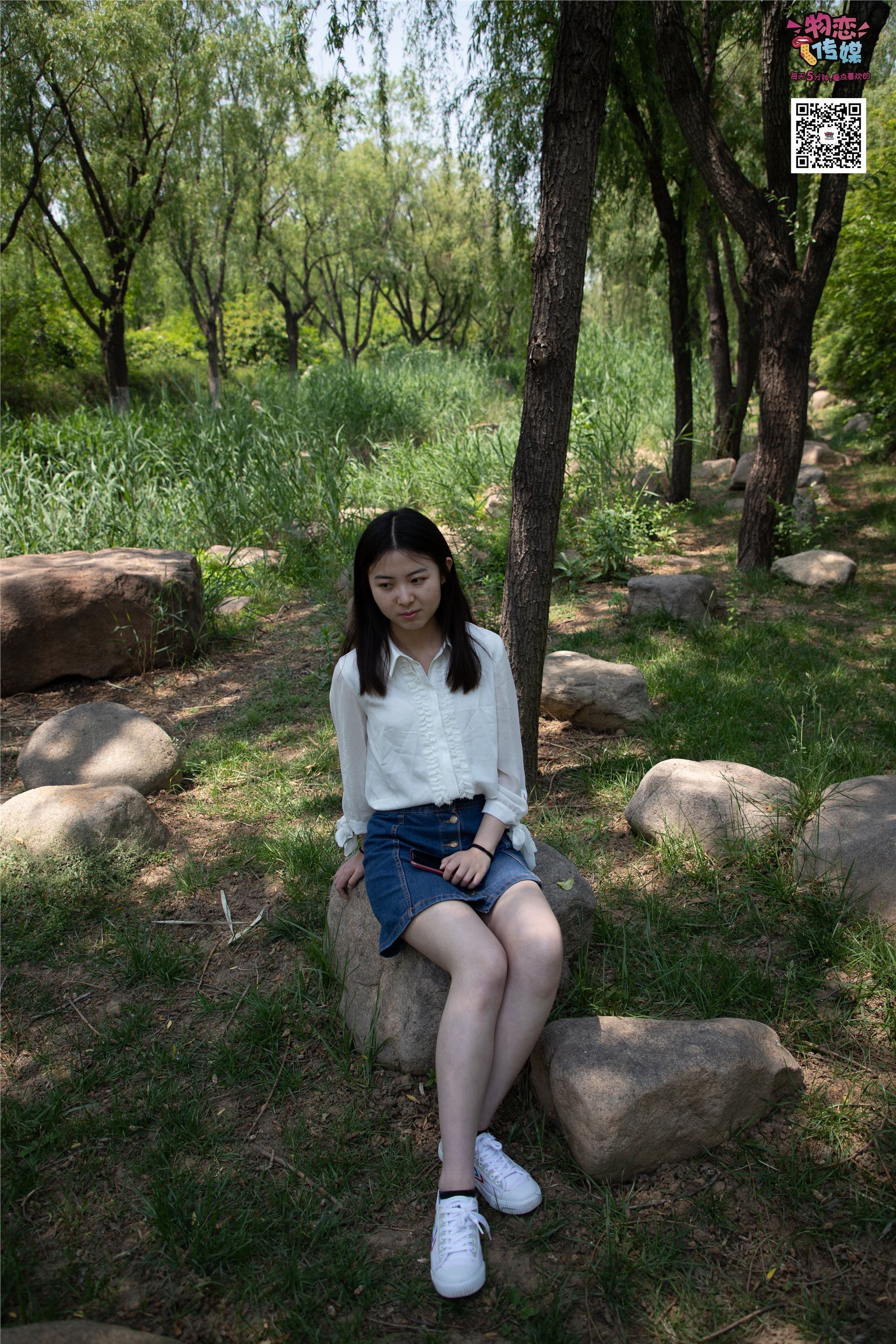 物恋传媒 No.009 纯纯的邻家小妹哦，小白鞋下藏着什么样的棉袜呢