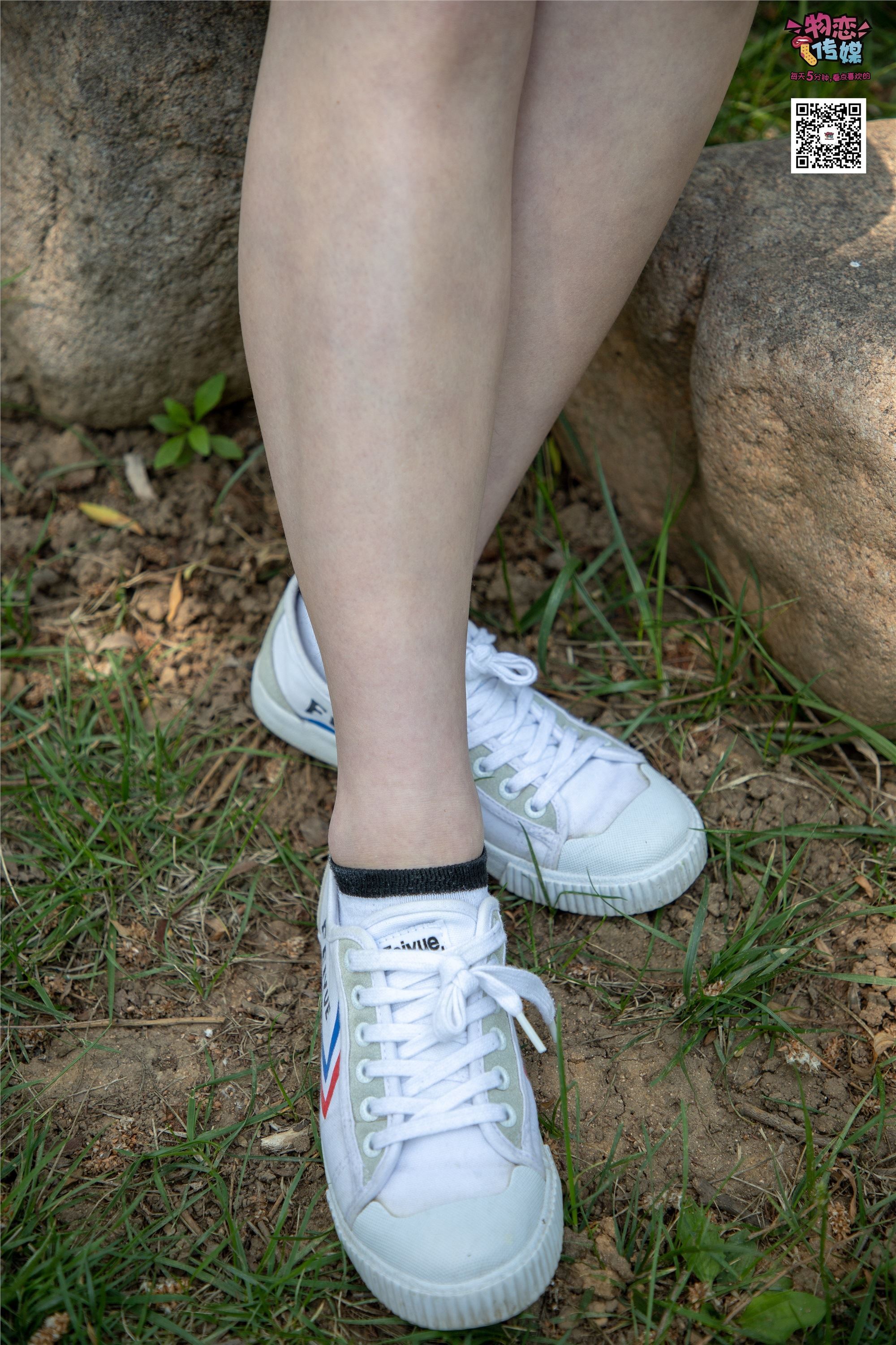 物恋传媒 No.009 纯纯的邻家小妹哦，小白鞋下藏着什么样的棉袜呢