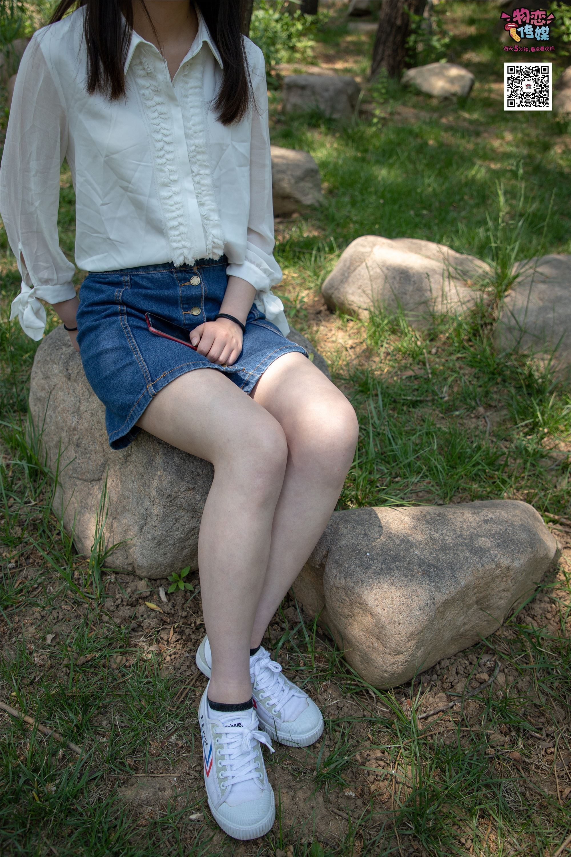 物恋传媒 No.009 纯纯的邻家小妹哦，小白鞋下藏着什么样的棉袜呢