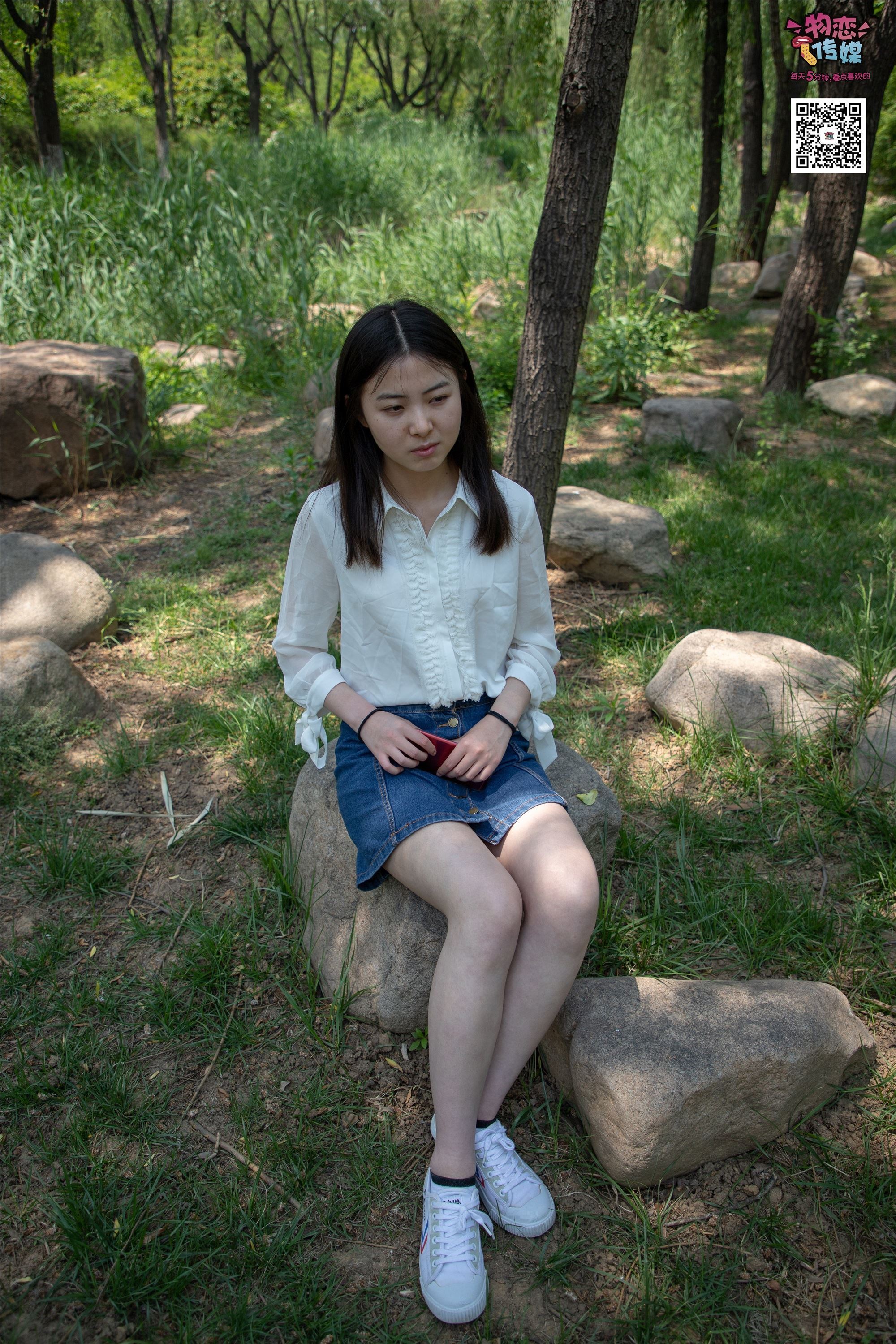 物恋传媒 No.009 纯纯的邻家小妹哦，小白鞋下藏着什么样的棉袜呢