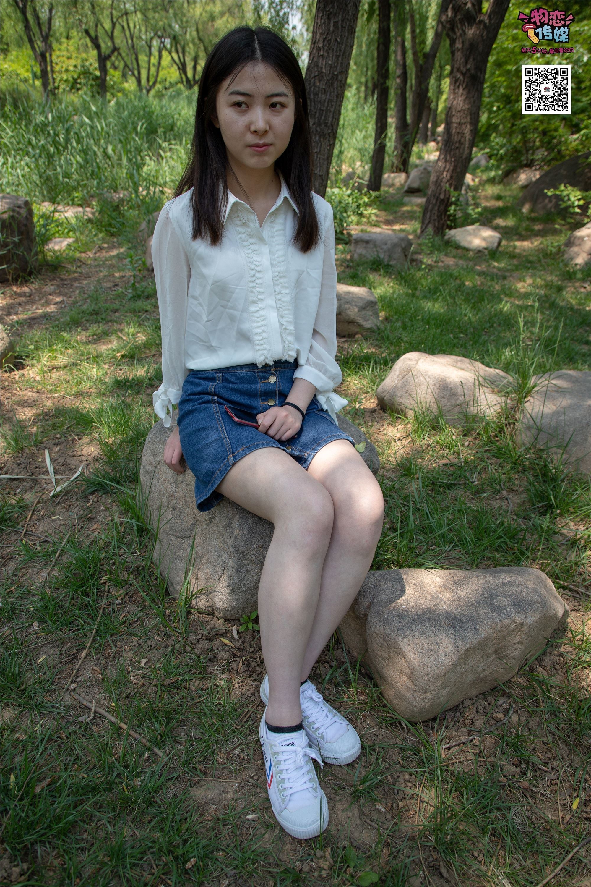 物恋传媒 No.009 纯纯的邻家小妹哦，小白鞋下藏着什么样的棉袜呢