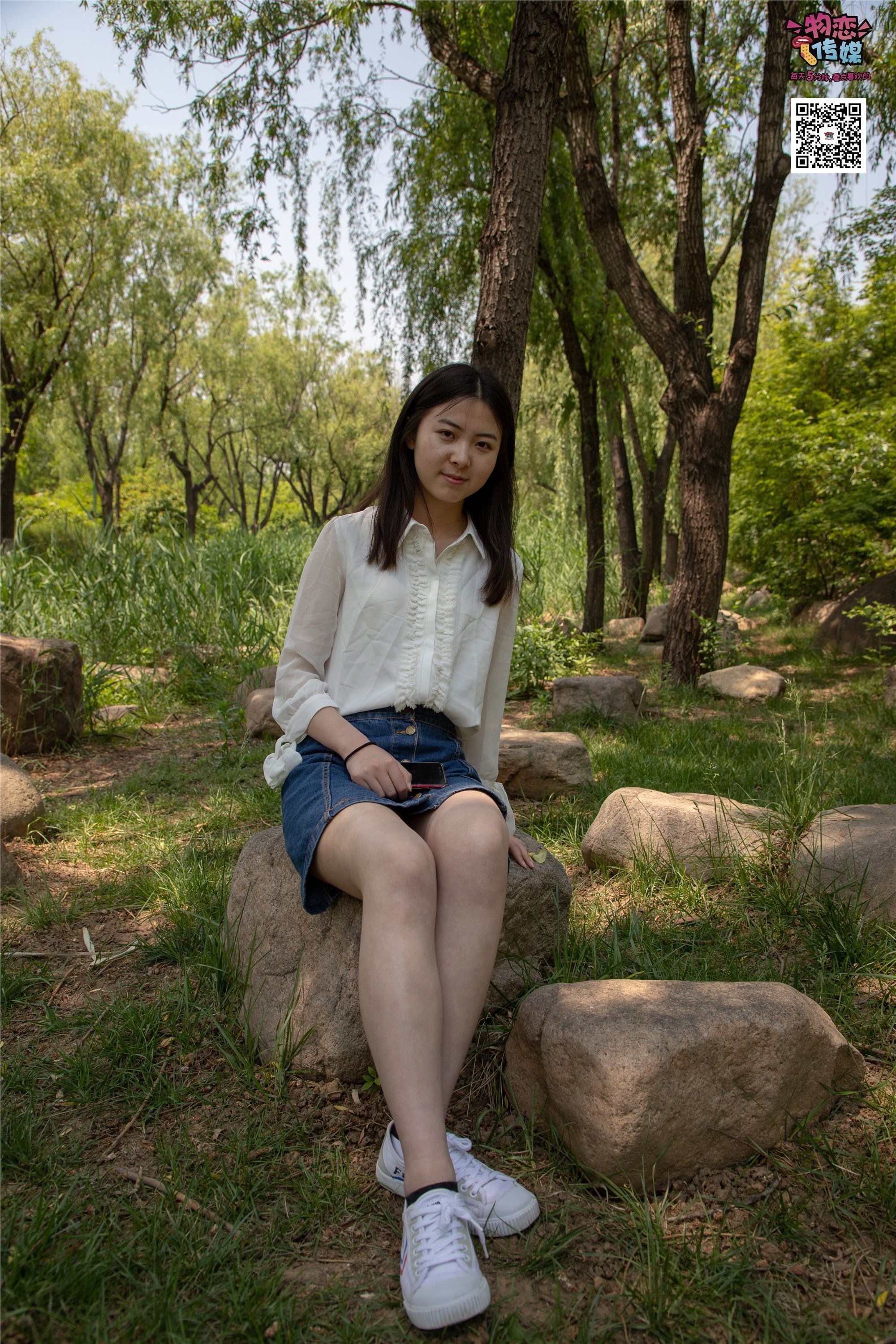 物恋传媒 No.009 纯纯的邻家小妹哦，小白鞋下藏着什么样的棉袜呢