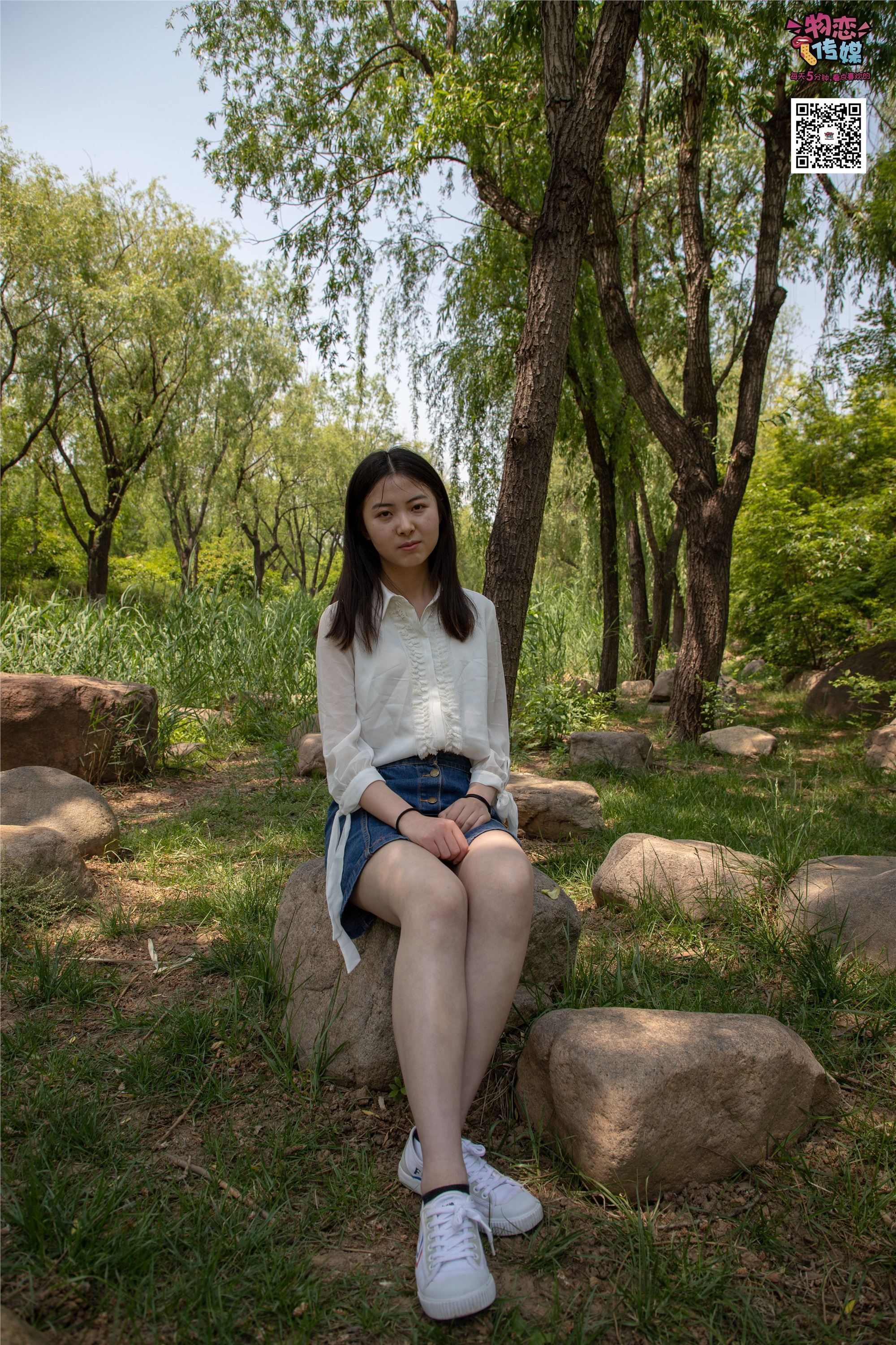 物恋传媒 No.009 纯纯的邻家小妹哦，小白鞋下藏着什么样的棉袜呢