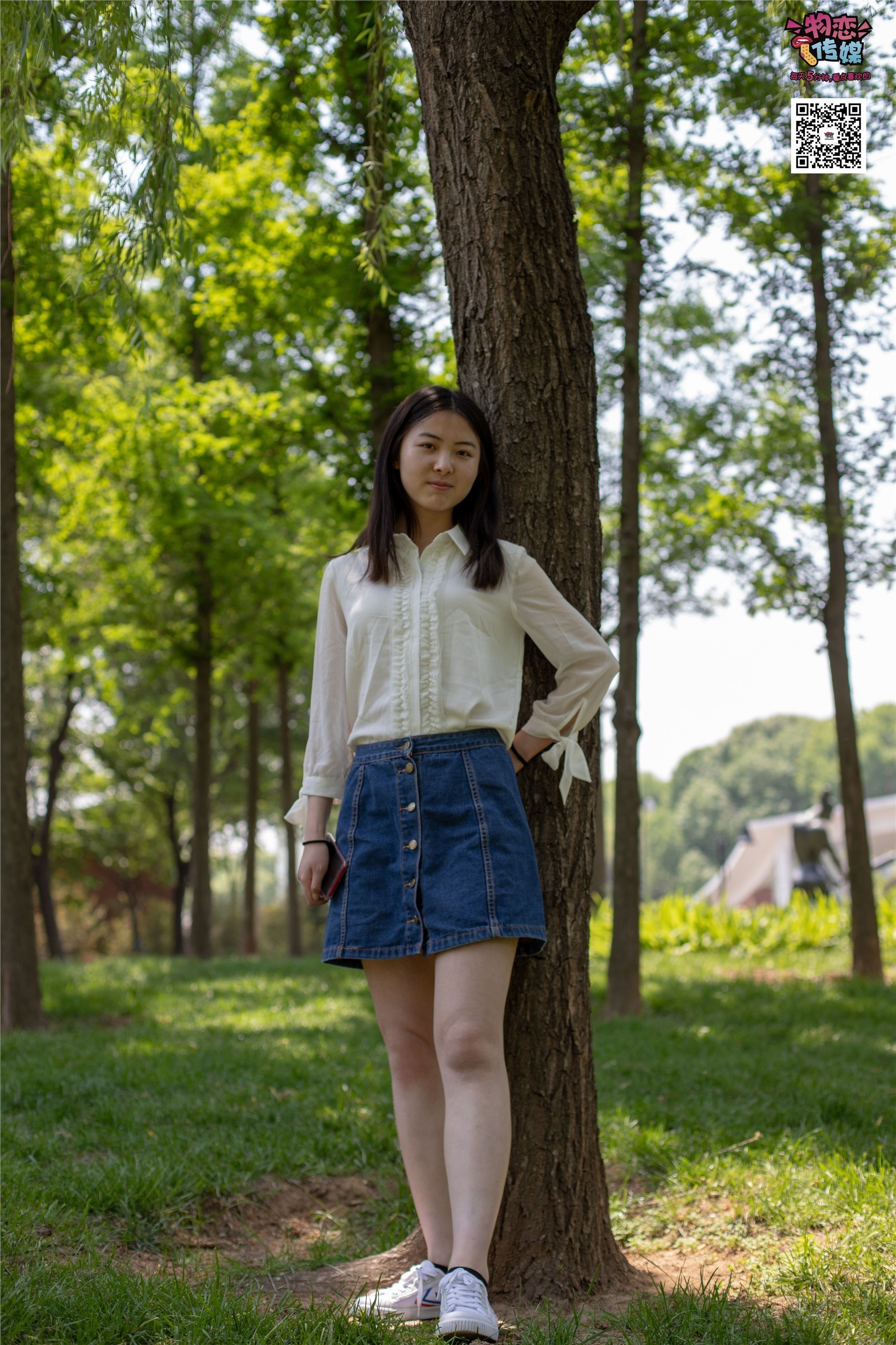 物恋传媒 No.009 纯纯的邻家小妹哦，小白鞋下藏着什么样的棉袜呢