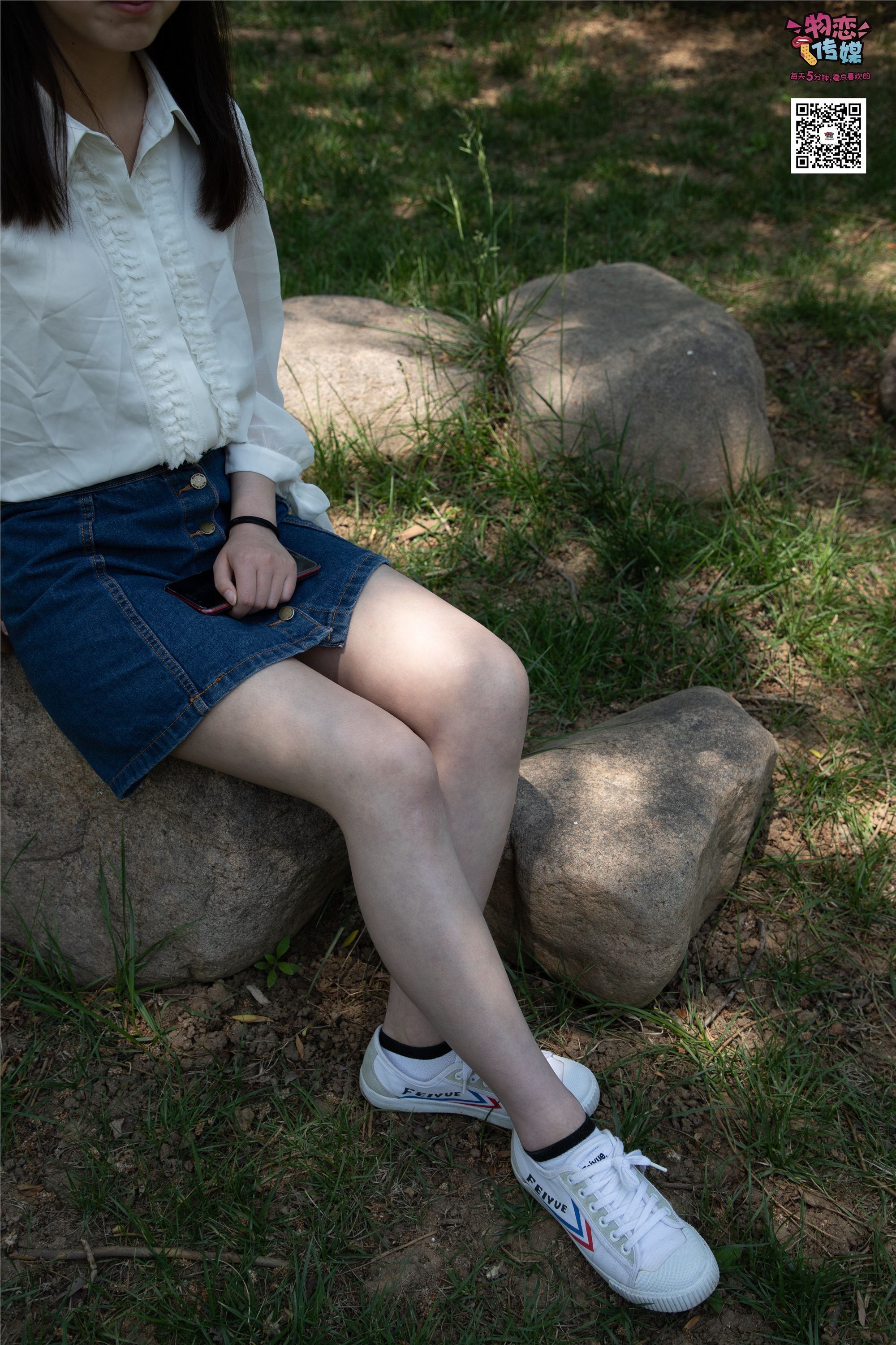 物恋传媒 No.009 纯纯的邻家小妹哦，小白鞋下藏着什么样的棉袜呢