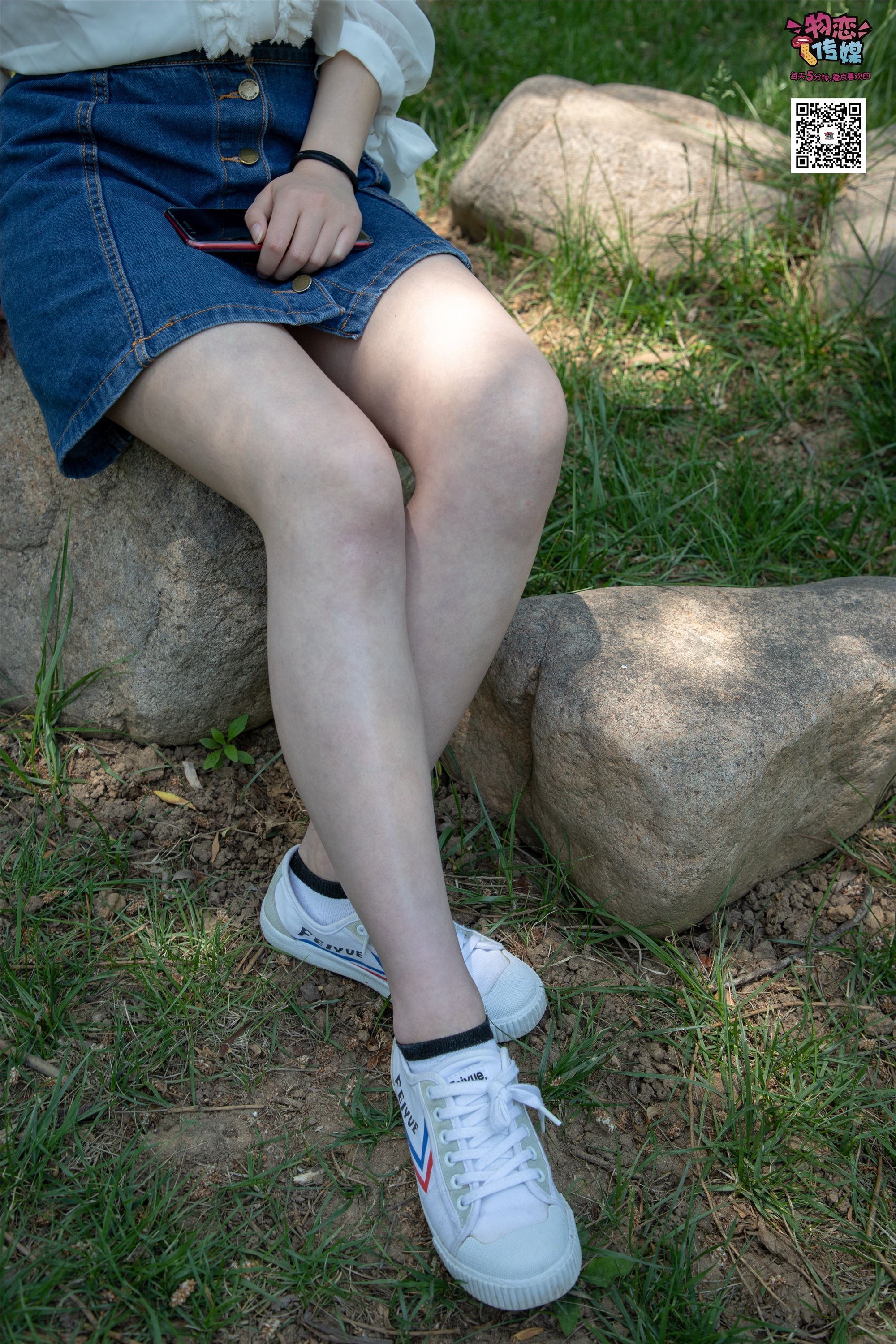物恋传媒 No.009 纯纯的邻家小妹哦，小白鞋下藏着什么样的棉袜呢