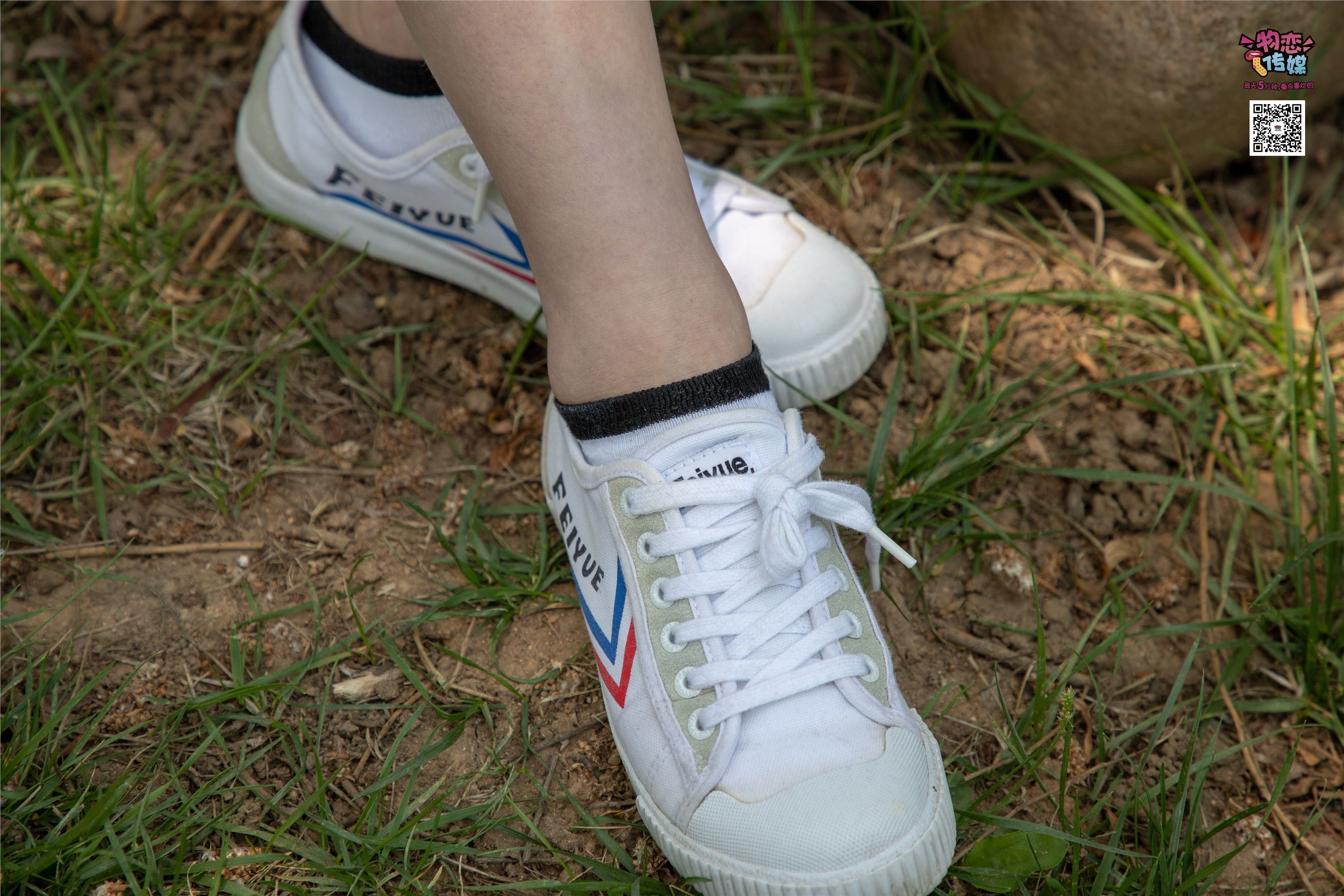 物恋传媒 No.009 纯纯的邻家小妹哦，小白鞋下藏着什么样的棉袜呢