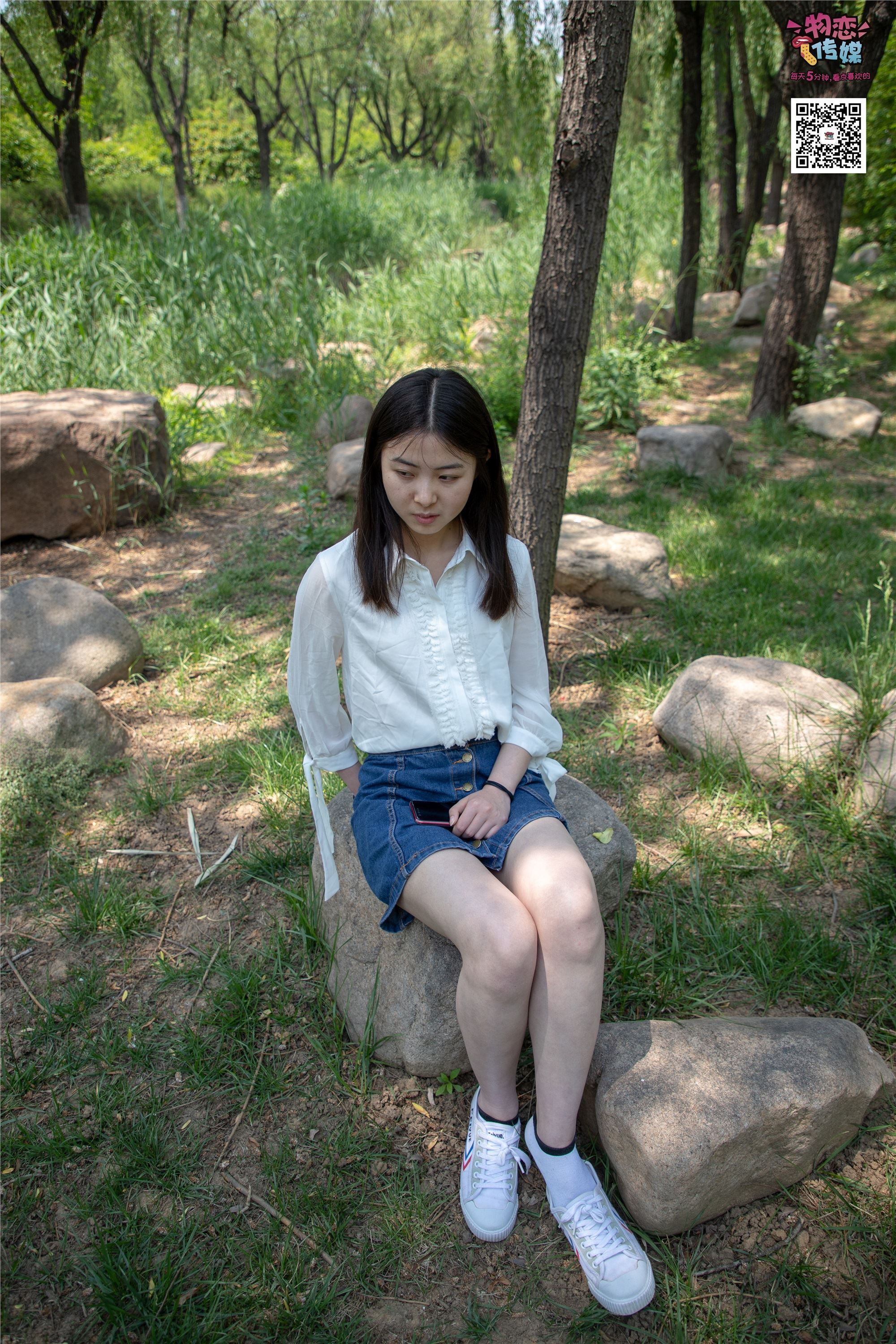 物恋传媒 No.009 纯纯的邻家小妹哦，小白鞋下藏着什么样的棉袜呢