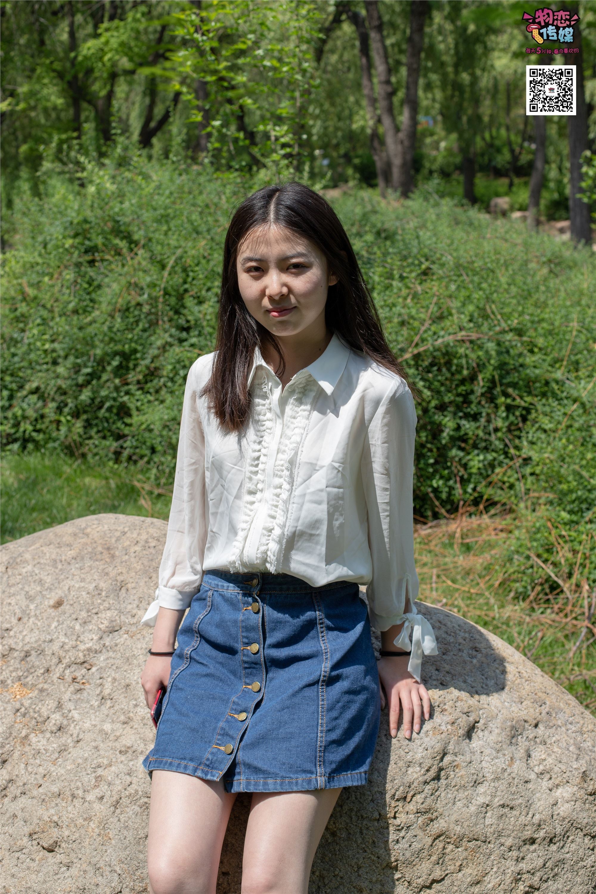 物恋传媒 No.009 纯纯的邻家小妹哦，小白鞋下藏着什么样的棉袜呢