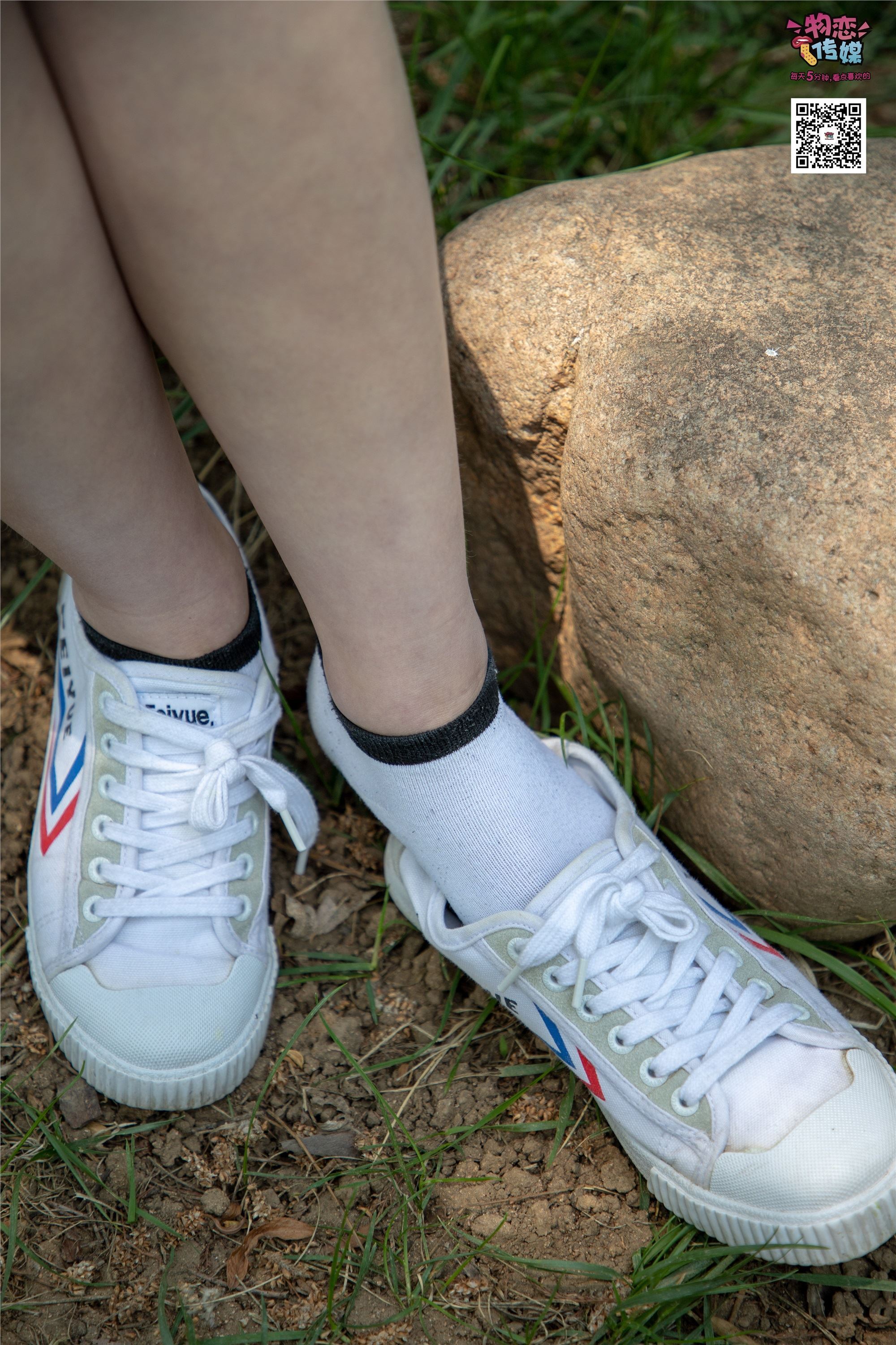 物恋传媒 No.009 纯纯的邻家小妹哦，小白鞋下藏着什么样的棉袜呢