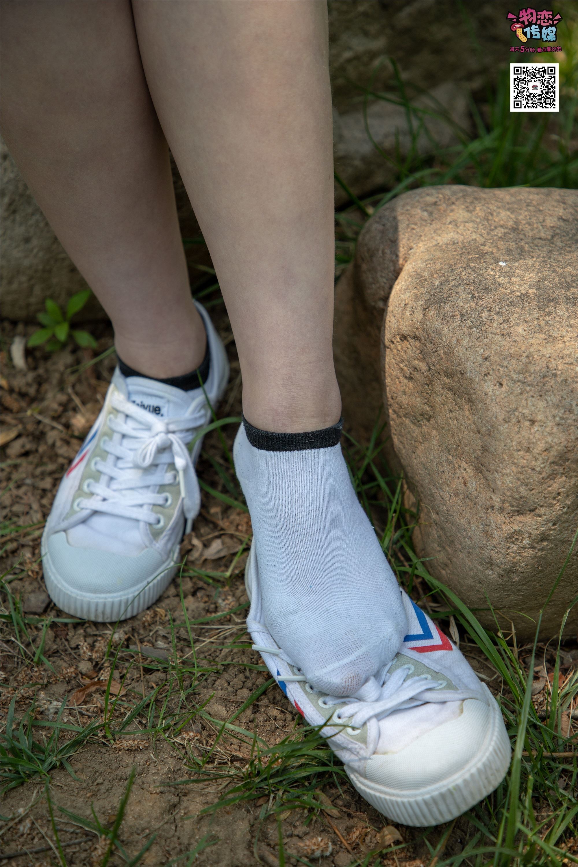 物恋传媒 No.009 纯纯的邻家小妹哦，小白鞋下藏着什么样的棉袜呢