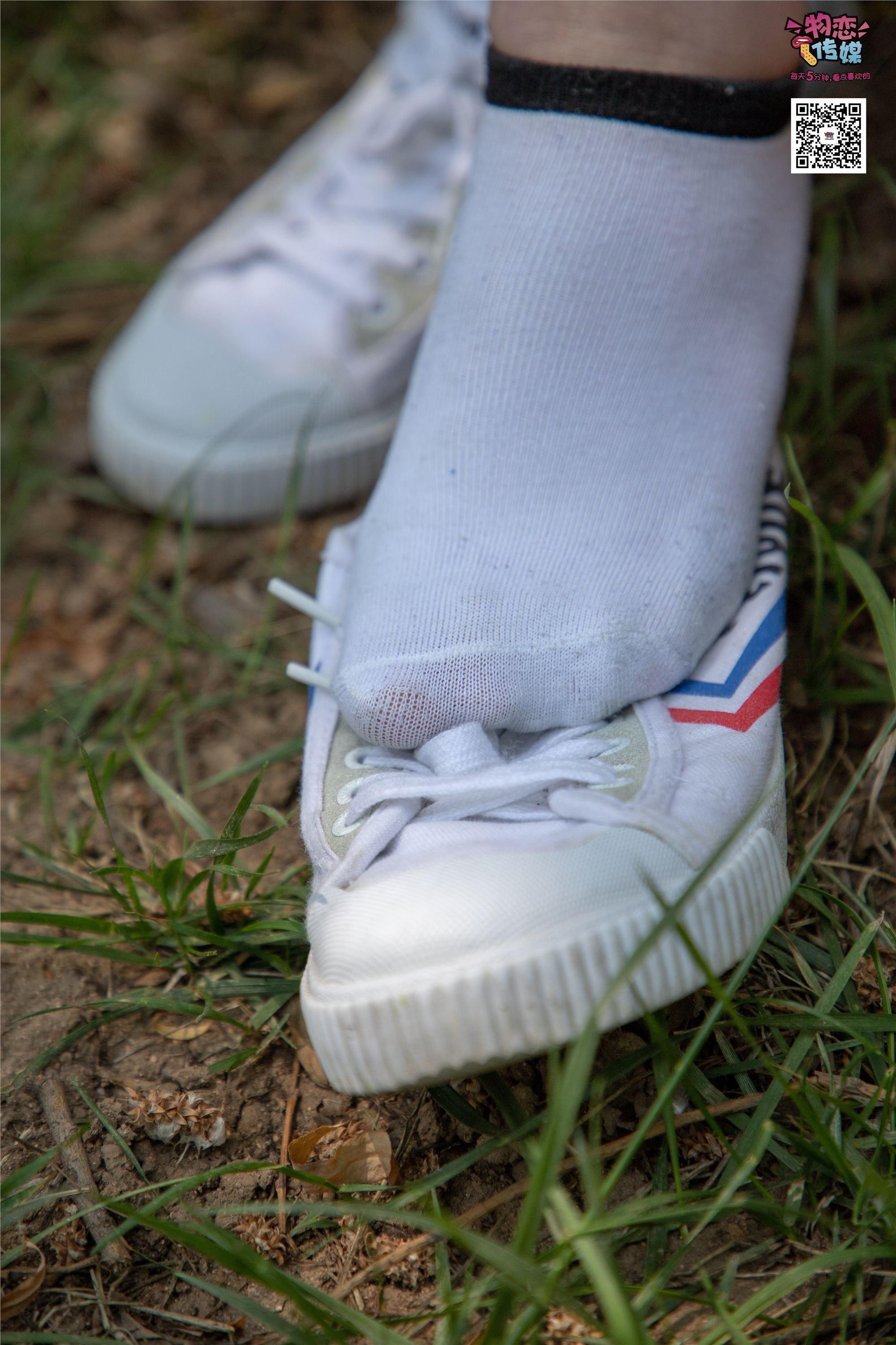 物恋传媒 No.009 纯纯的邻家小妹哦，小白鞋下藏着什么样的棉袜呢