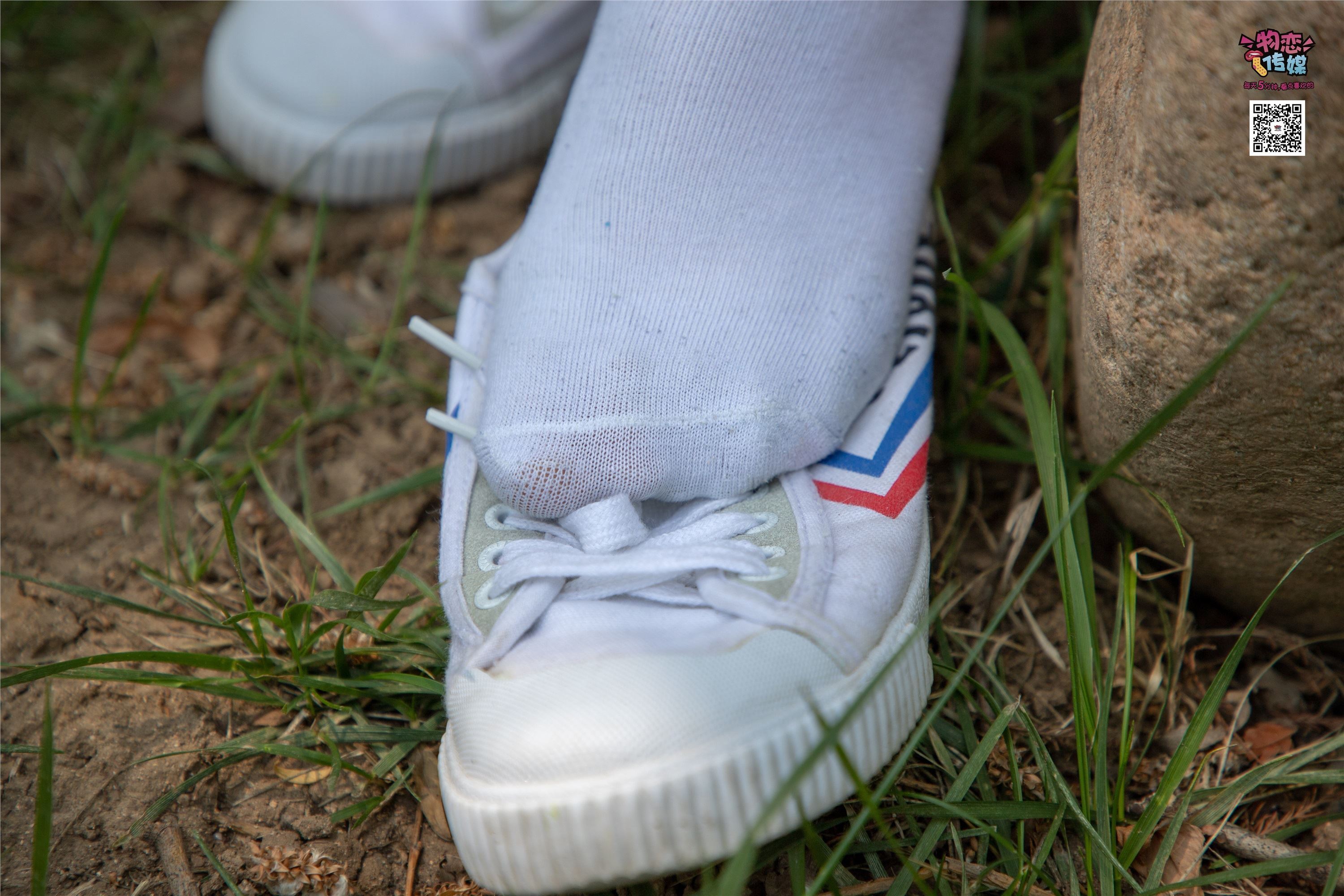 物恋传媒 No.009 纯纯的邻家小妹哦，小白鞋下藏着什么样的棉袜呢