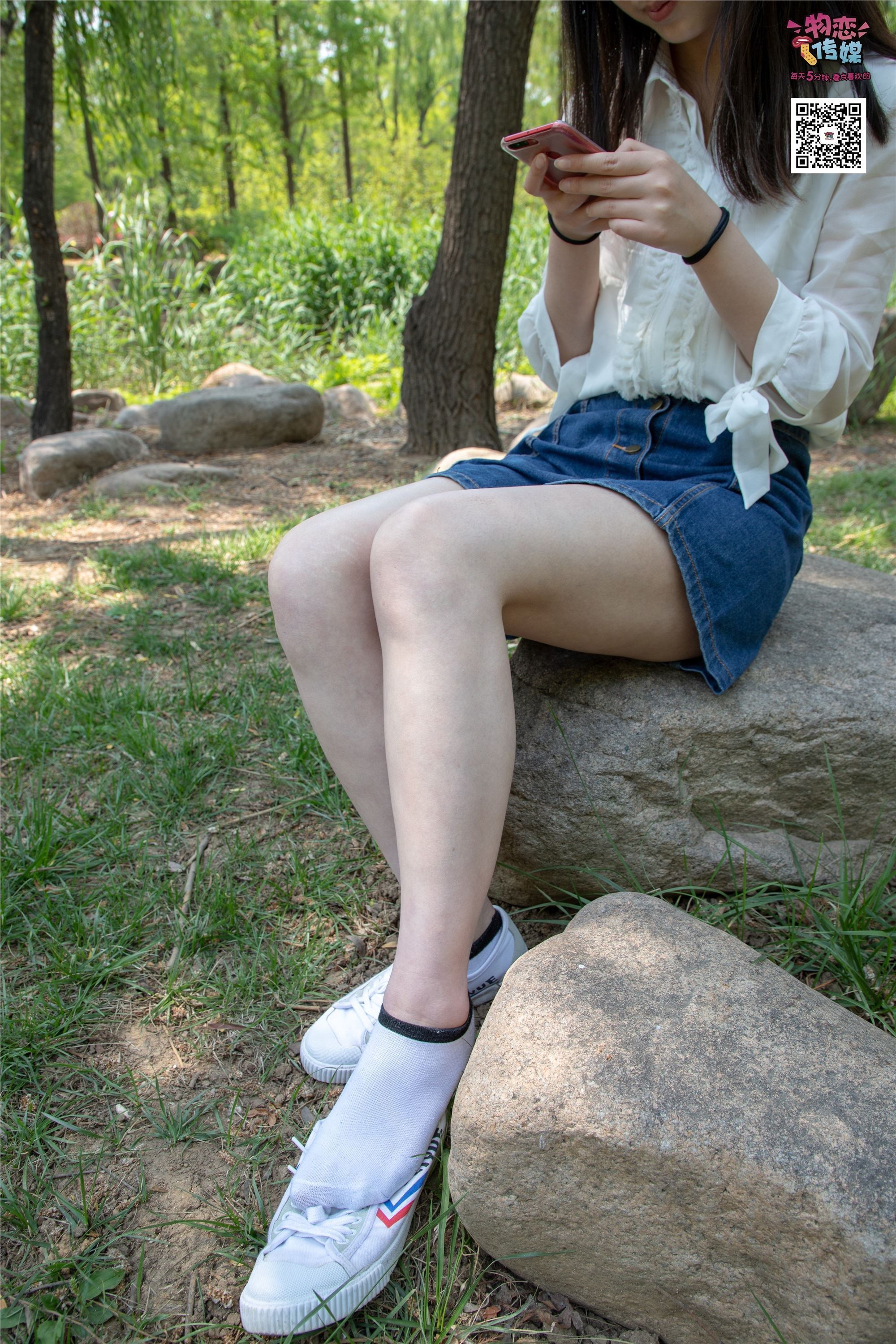 物恋传媒 No.009 纯纯的邻家小妹哦，小白鞋下藏着什么样的棉袜呢