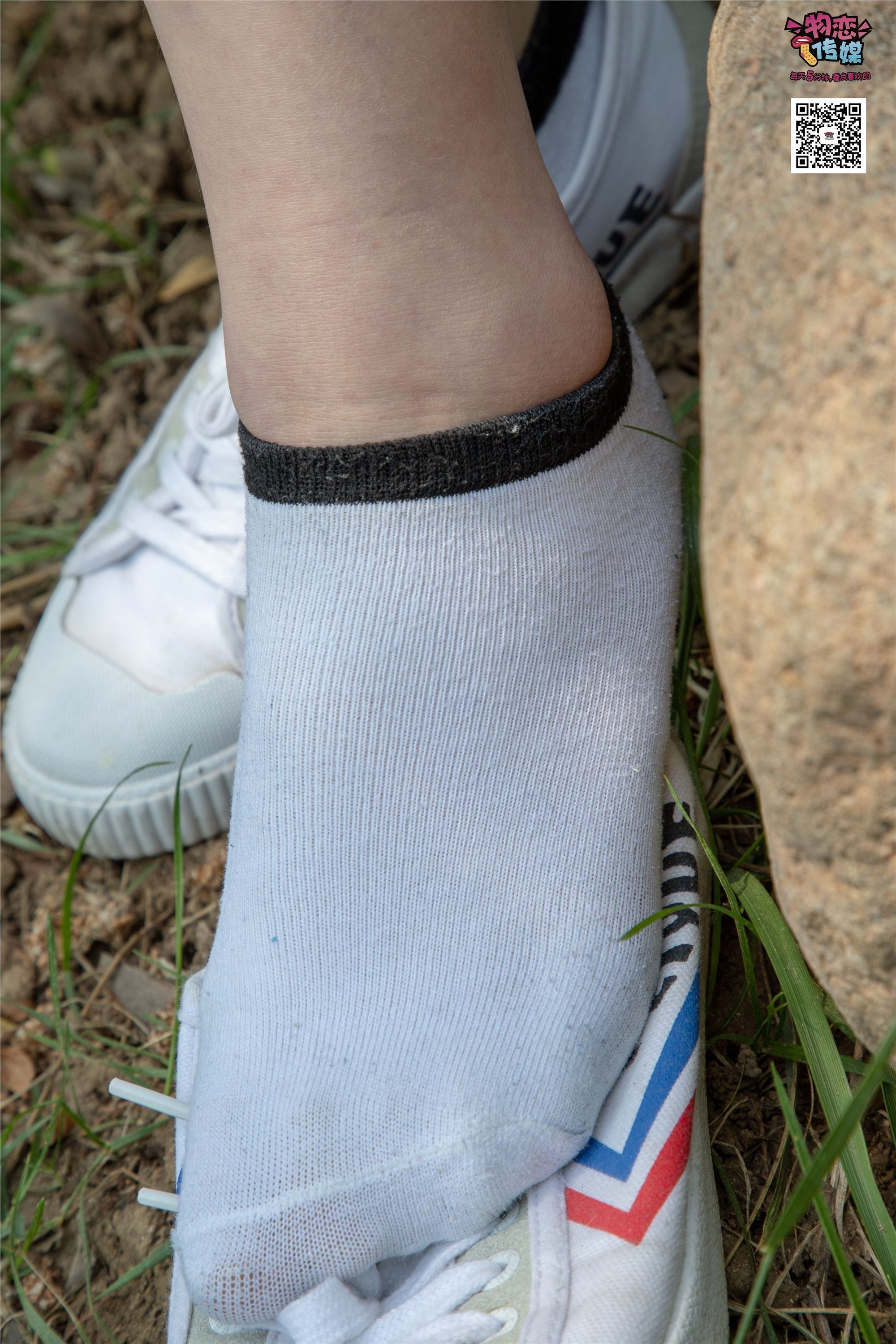 物恋传媒 No.009 纯纯的邻家小妹哦，小白鞋下藏着什么样的棉袜呢