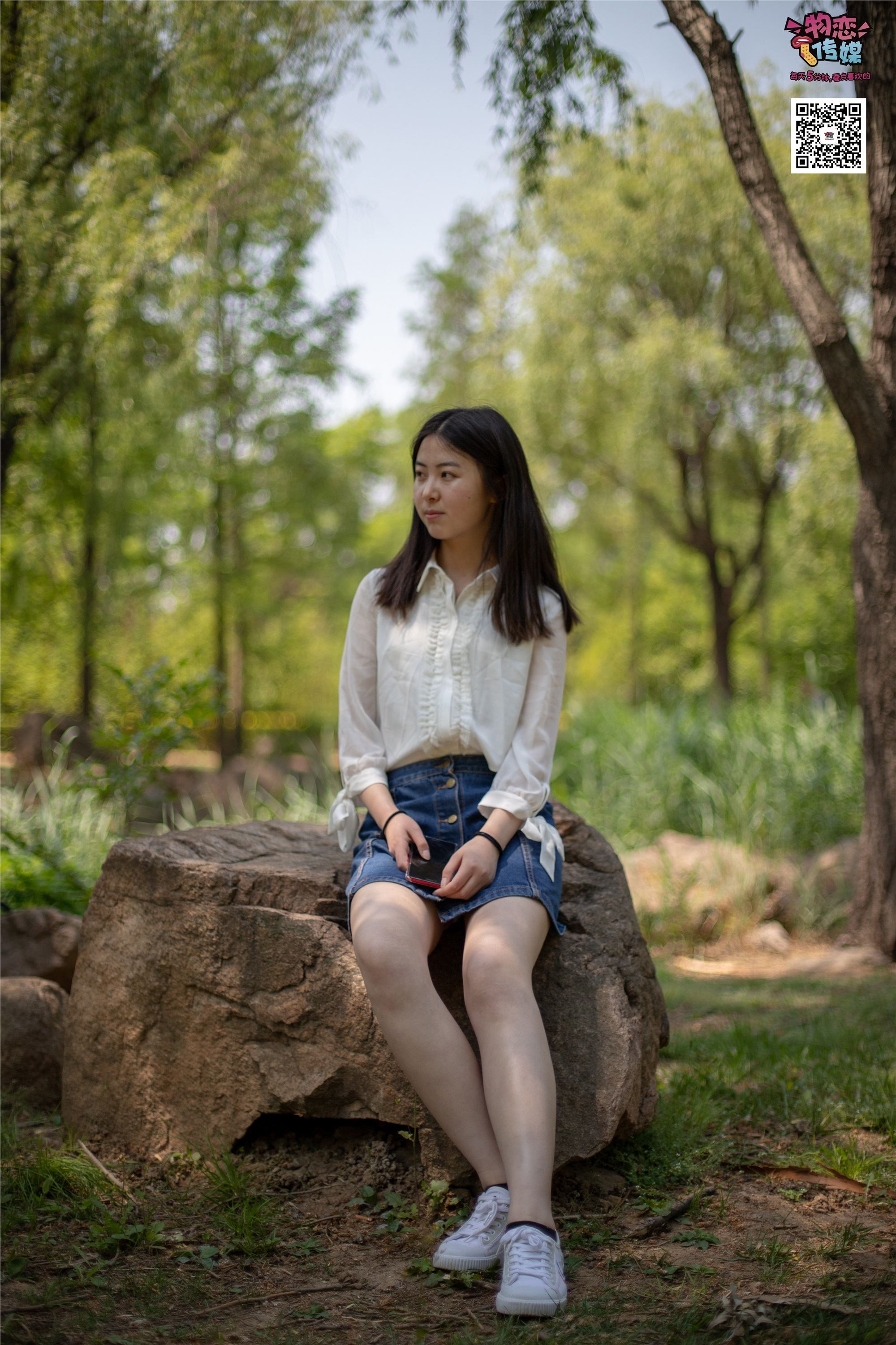 物恋传媒 No.009 纯纯的邻家小妹哦，小白鞋下藏着什么样的棉袜呢