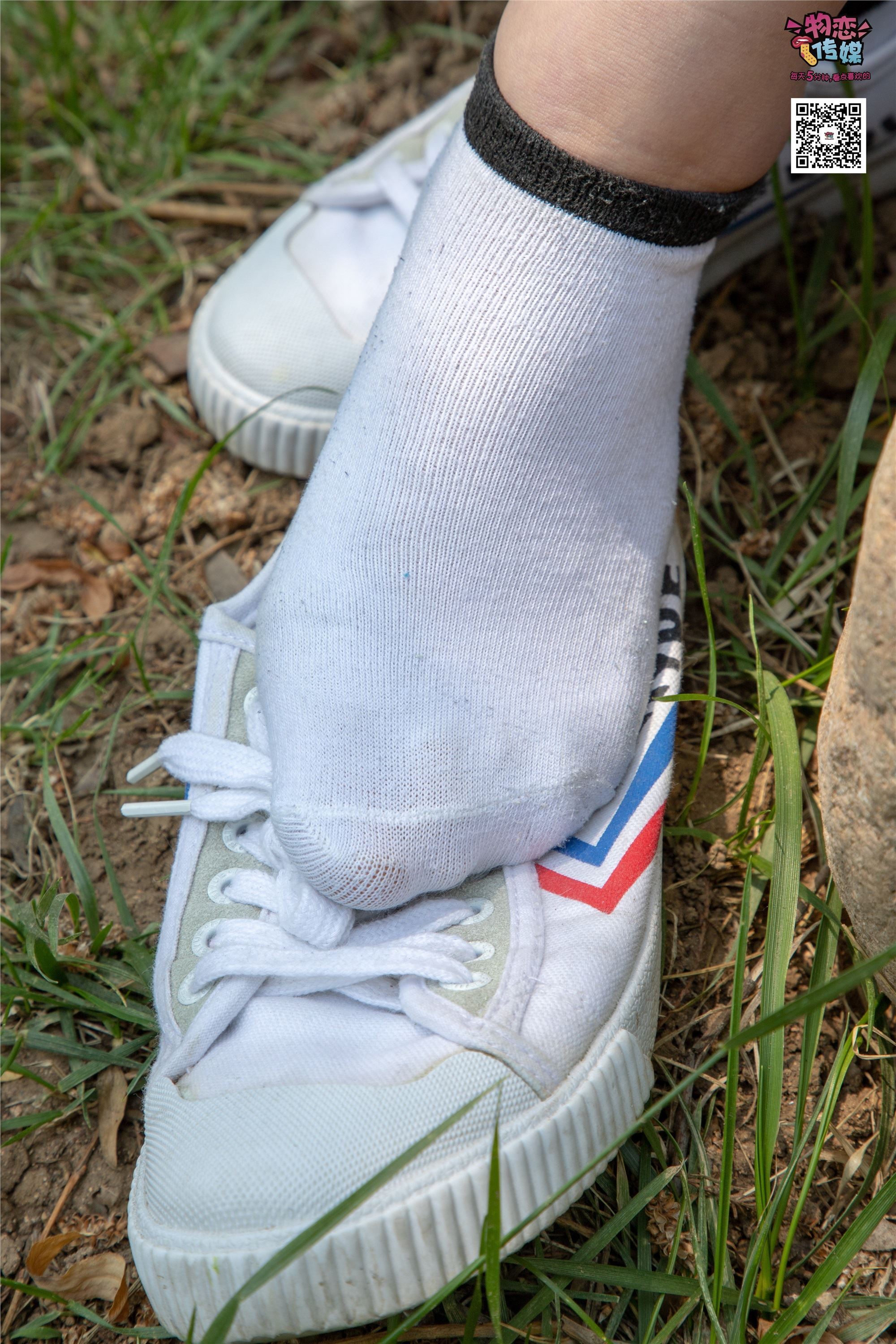 物恋传媒 No.009 纯纯的邻家小妹哦，小白鞋下藏着什么样的棉袜呢