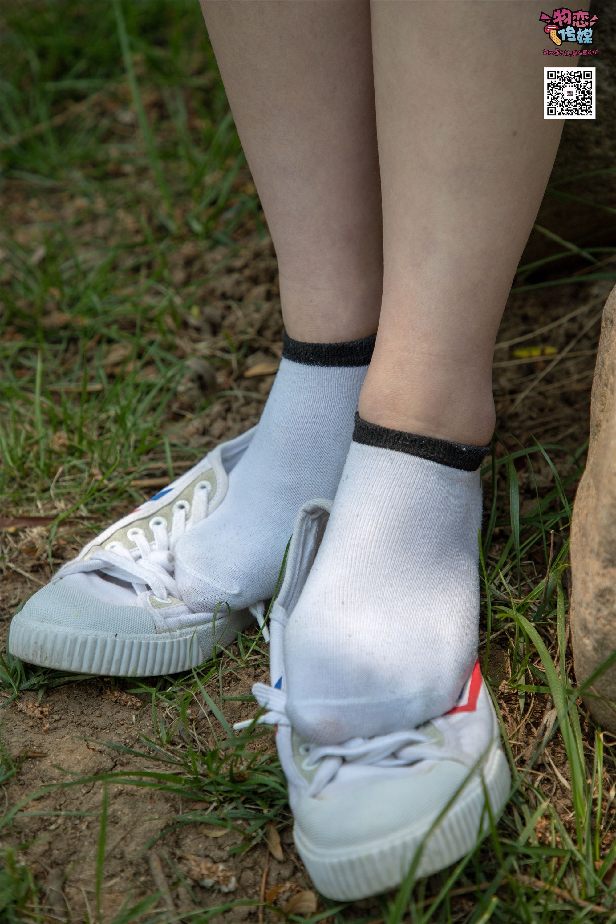 物恋传媒 No.009 纯纯的邻家小妹哦，小白鞋下藏着什么样的棉袜呢