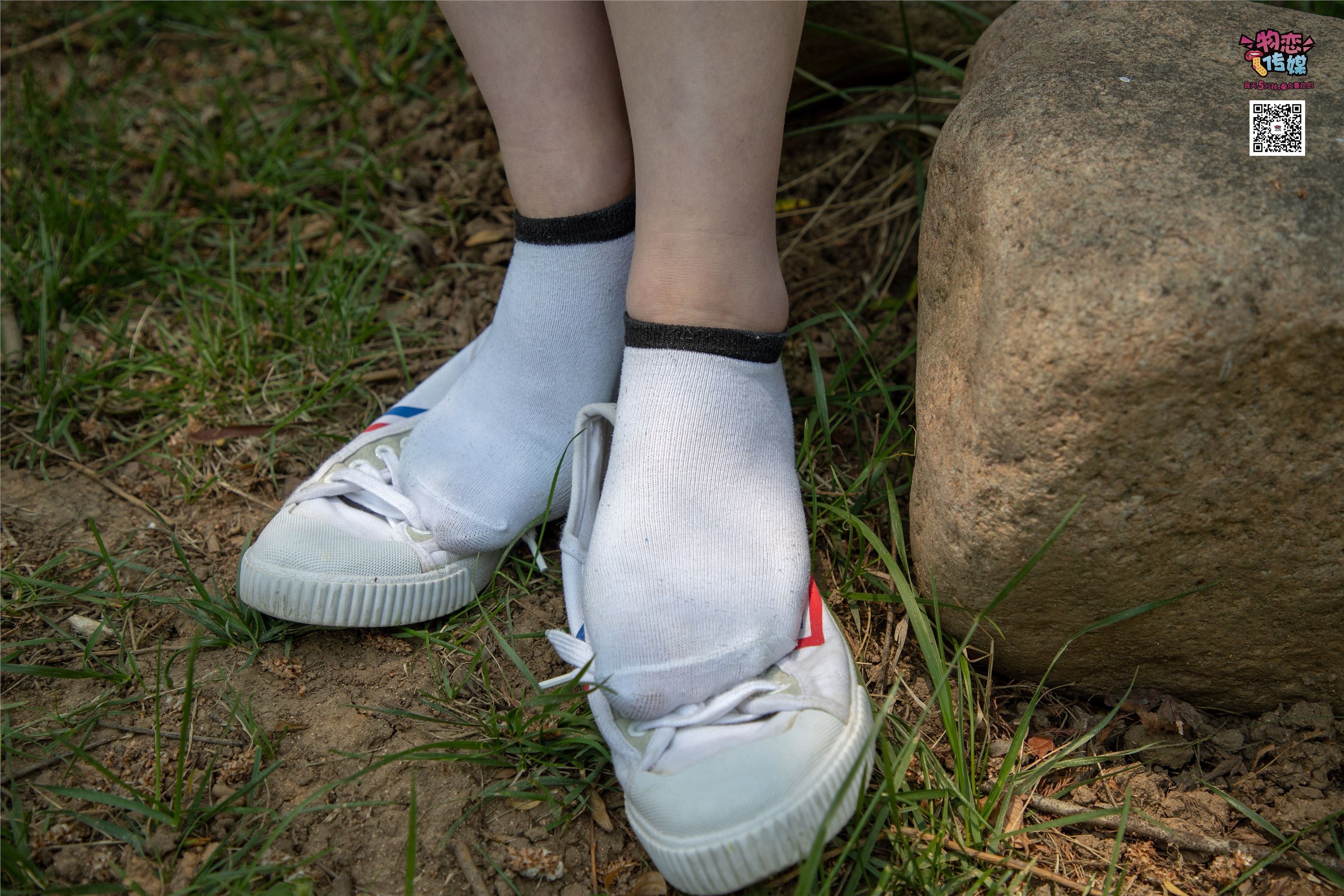 物恋传媒 No.009 纯纯的邻家小妹哦，小白鞋下藏着什么样的棉袜呢