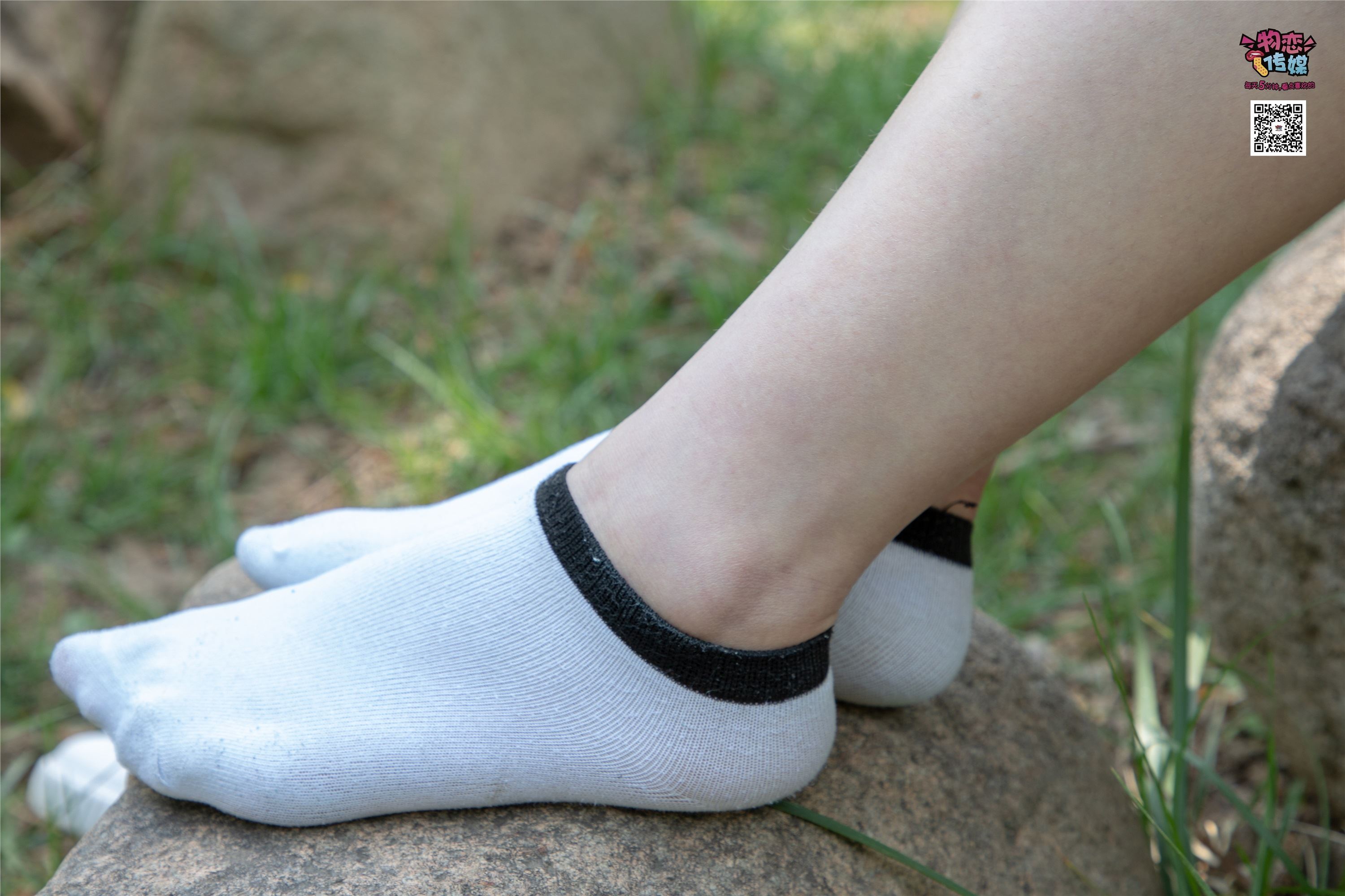 物恋传媒 No.009 纯纯的邻家小妹哦，小白鞋下藏着什么样的棉袜呢