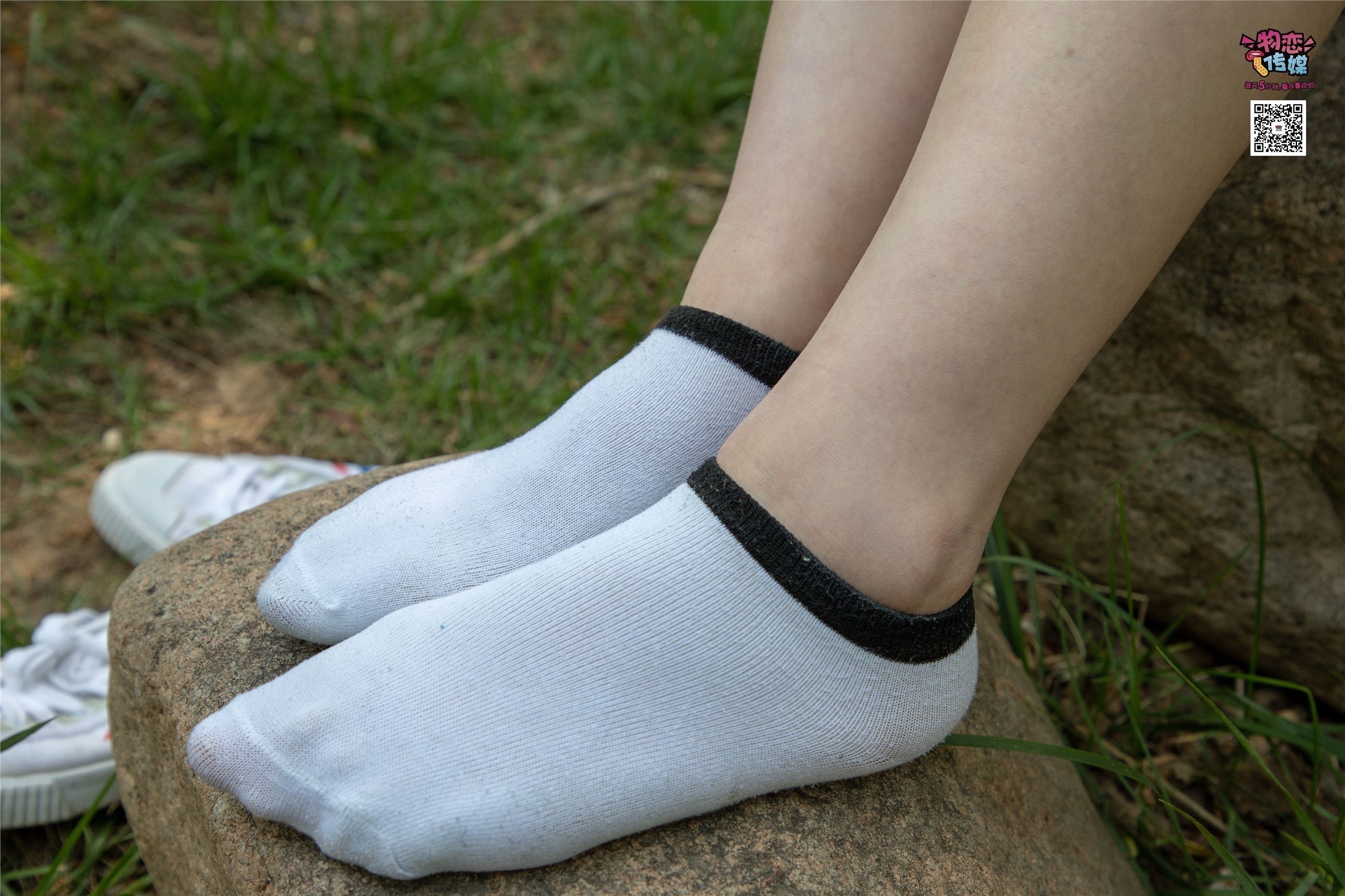 物恋传媒 No.009 纯纯的邻家小妹哦，小白鞋下藏着什么样的棉袜呢