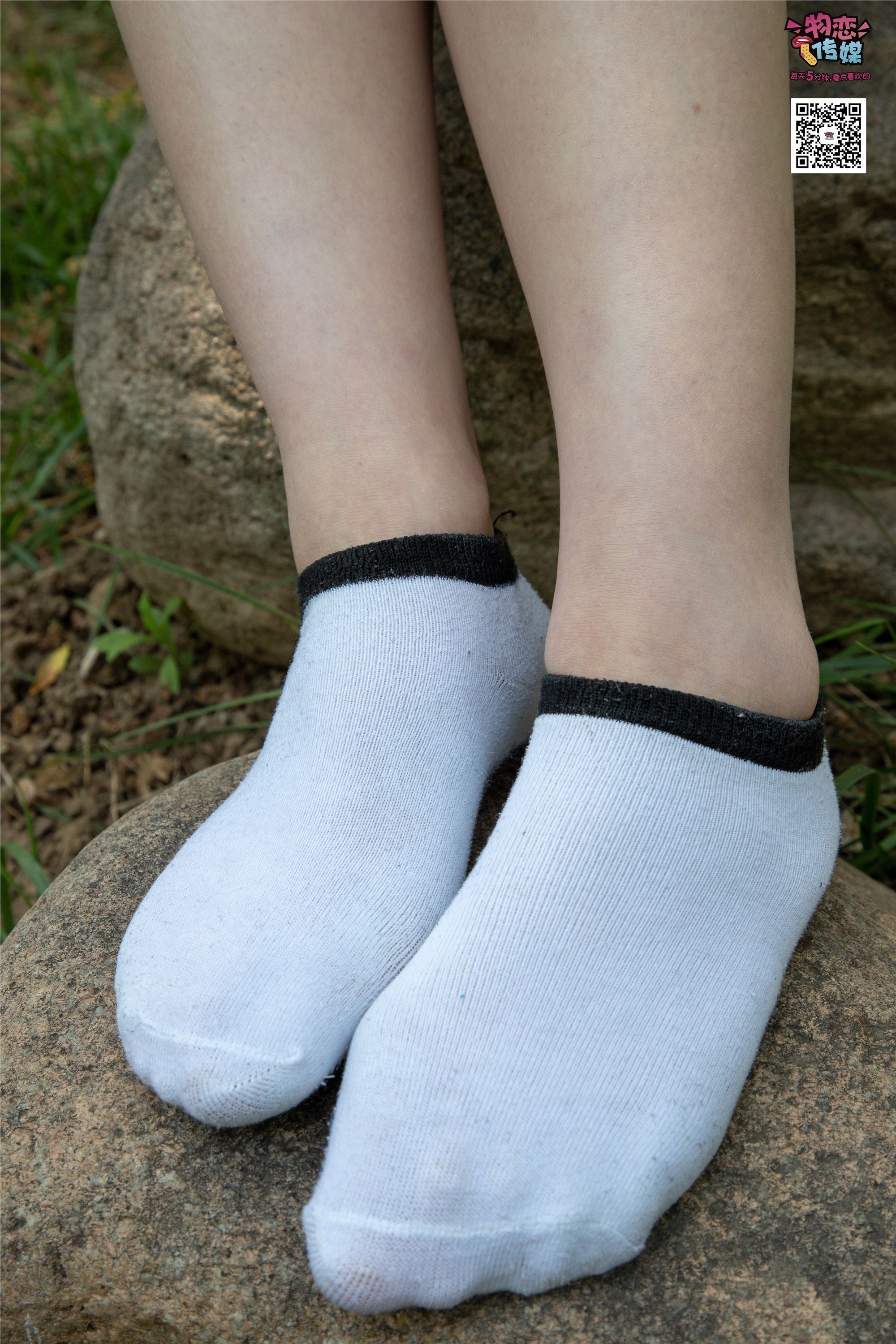 物恋传媒 No.009 纯纯的邻家小妹哦，小白鞋下藏着什么样的棉袜呢