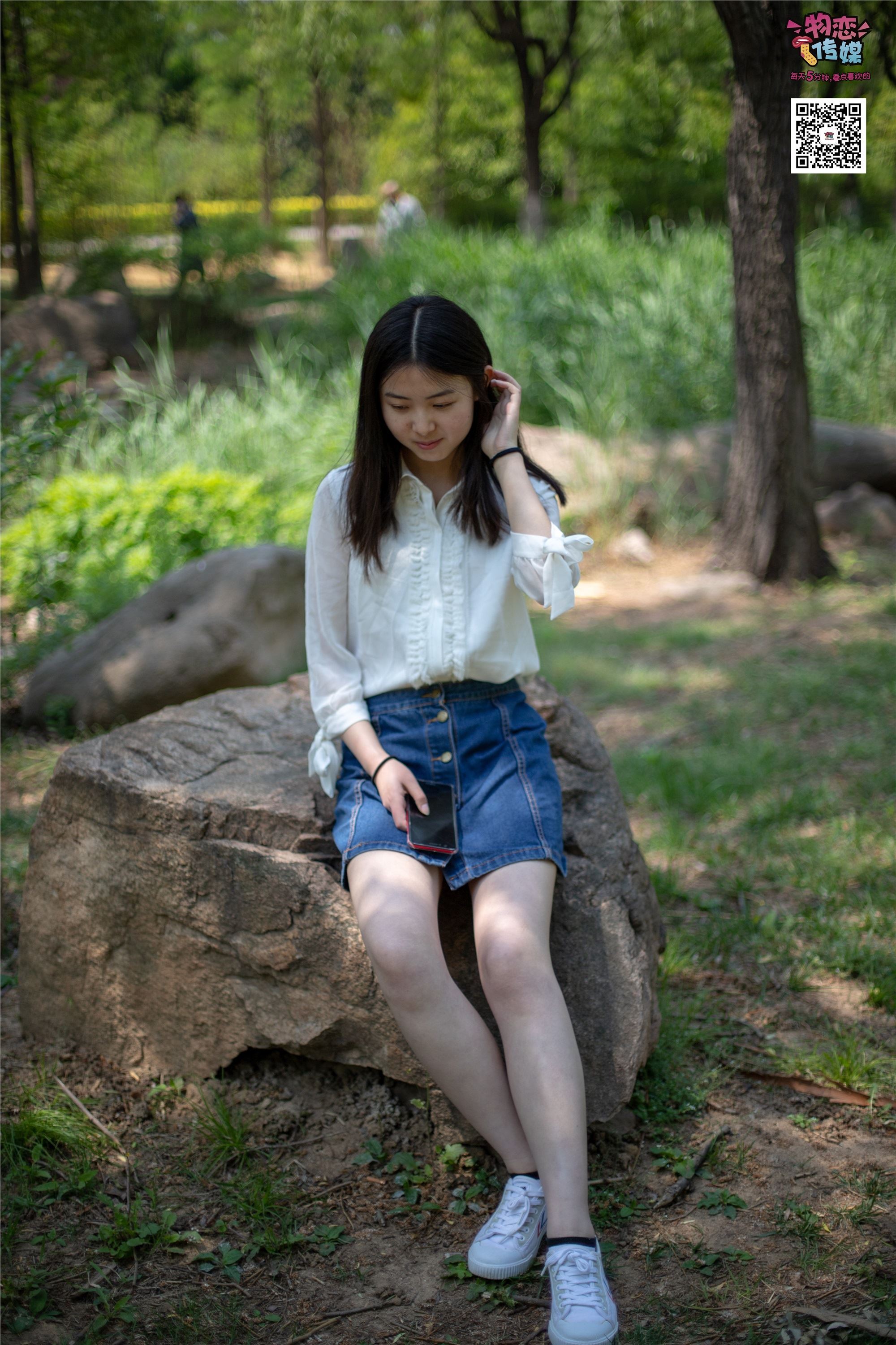 物恋传媒 No.009 纯纯的邻家小妹哦，小白鞋下藏着什么样的棉袜呢