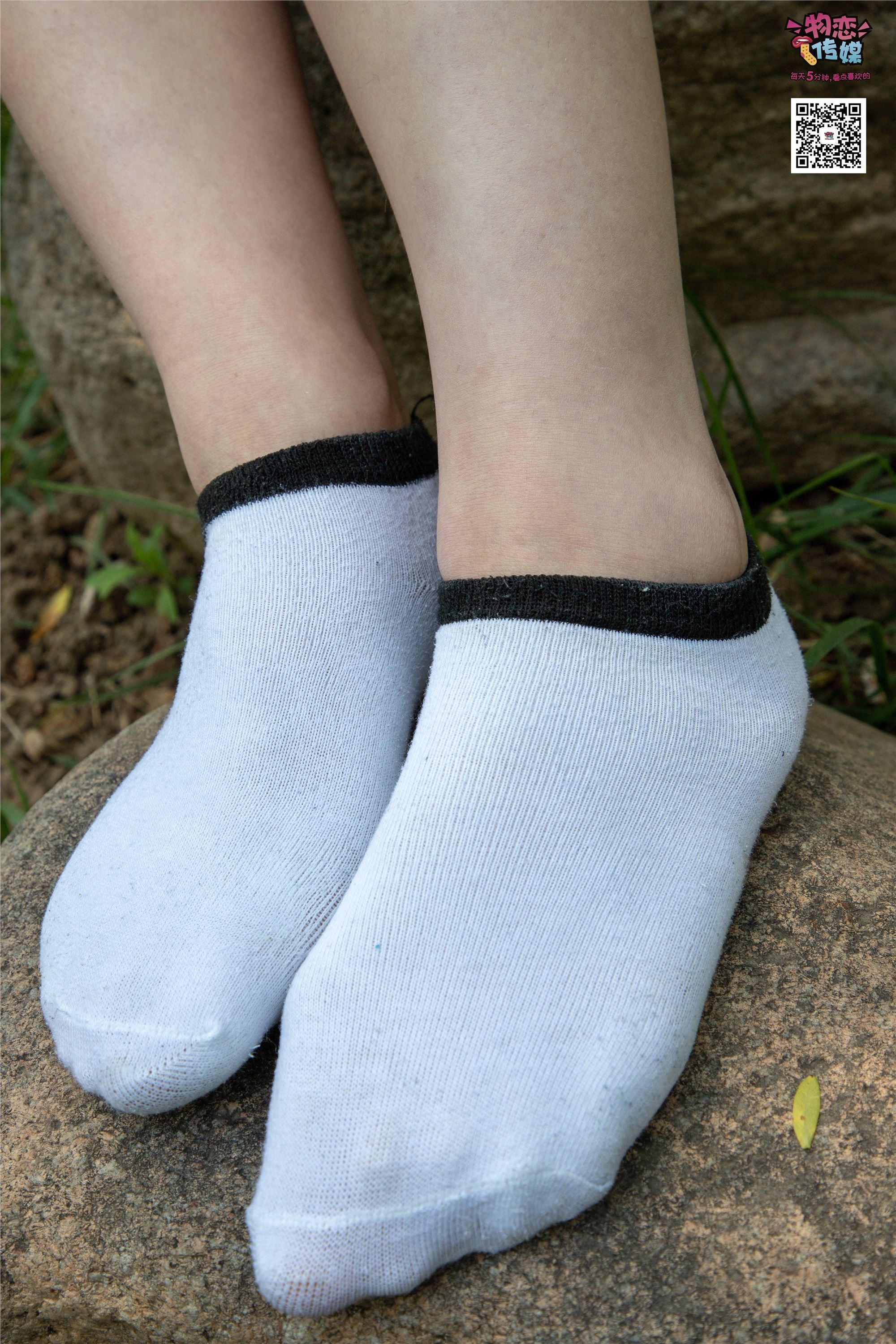 物恋传媒 No.009 纯纯的邻家小妹哦，小白鞋下藏着什么样的棉袜呢