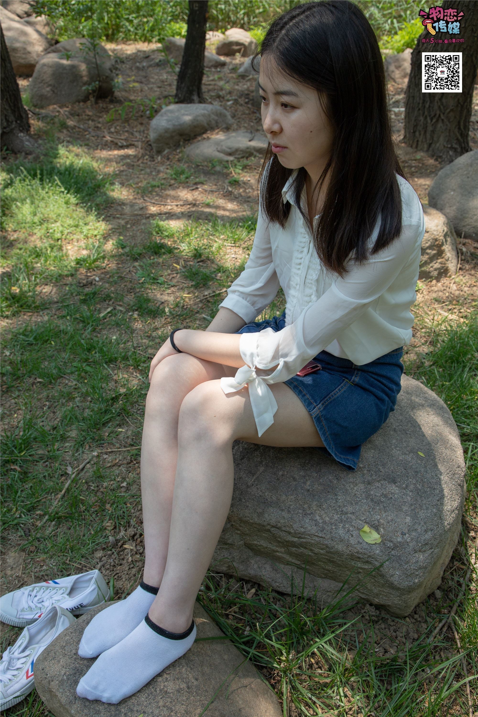 物恋传媒 No.009 纯纯的邻家小妹哦，小白鞋下藏着什么样的棉袜呢