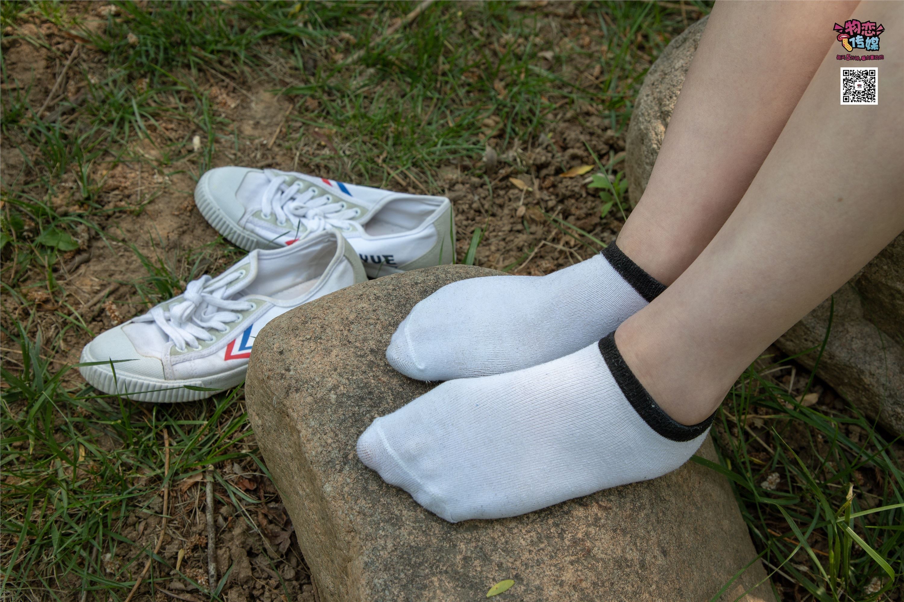 物恋传媒 No.009 纯纯的邻家小妹哦，小白鞋下藏着什么样的棉袜呢