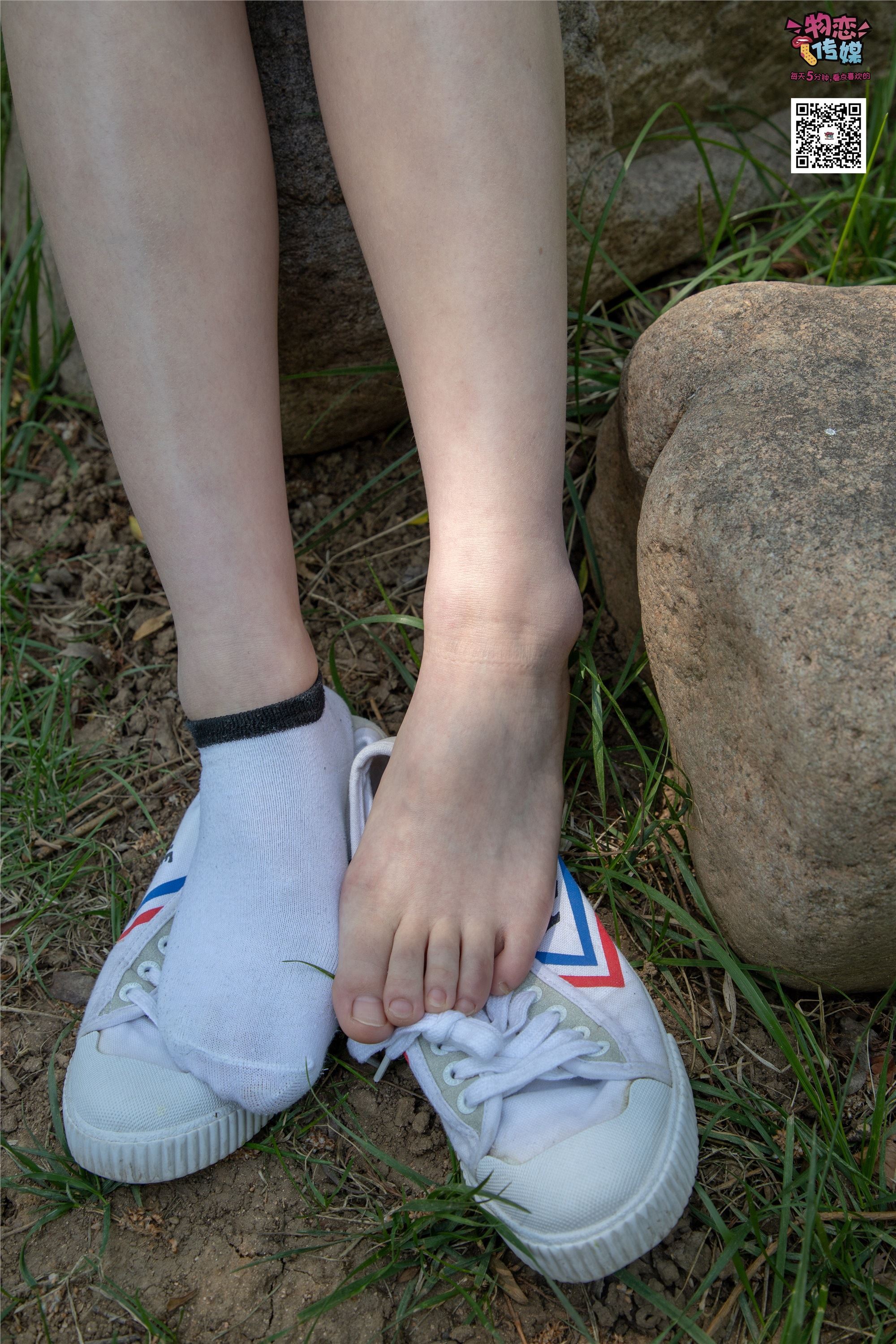 物恋传媒 No.009 纯纯的邻家小妹哦，小白鞋下藏着什么样的棉袜呢