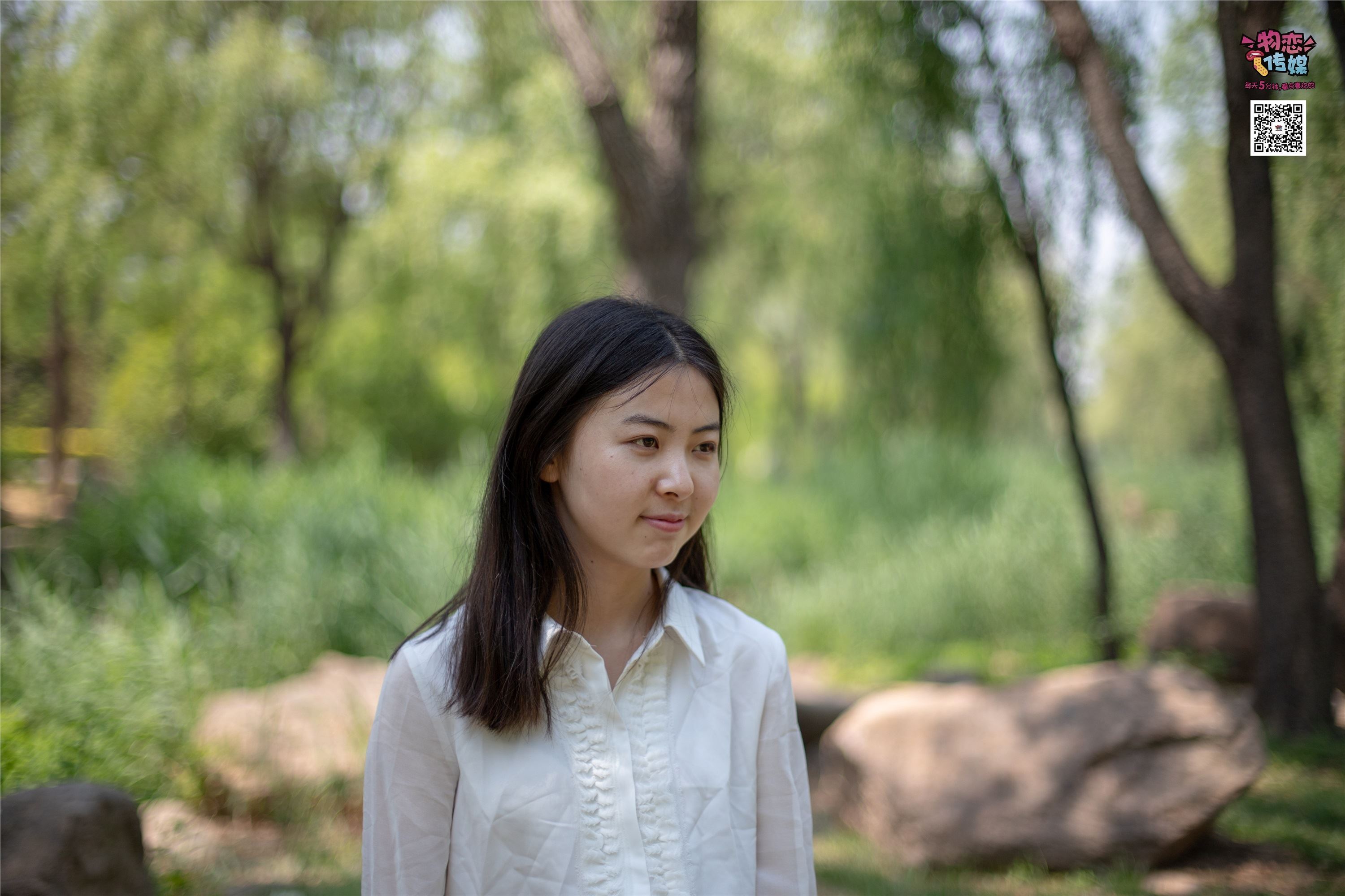 物恋传媒 No.009 纯纯的邻家小妹哦，小白鞋下藏着什么样的棉袜呢