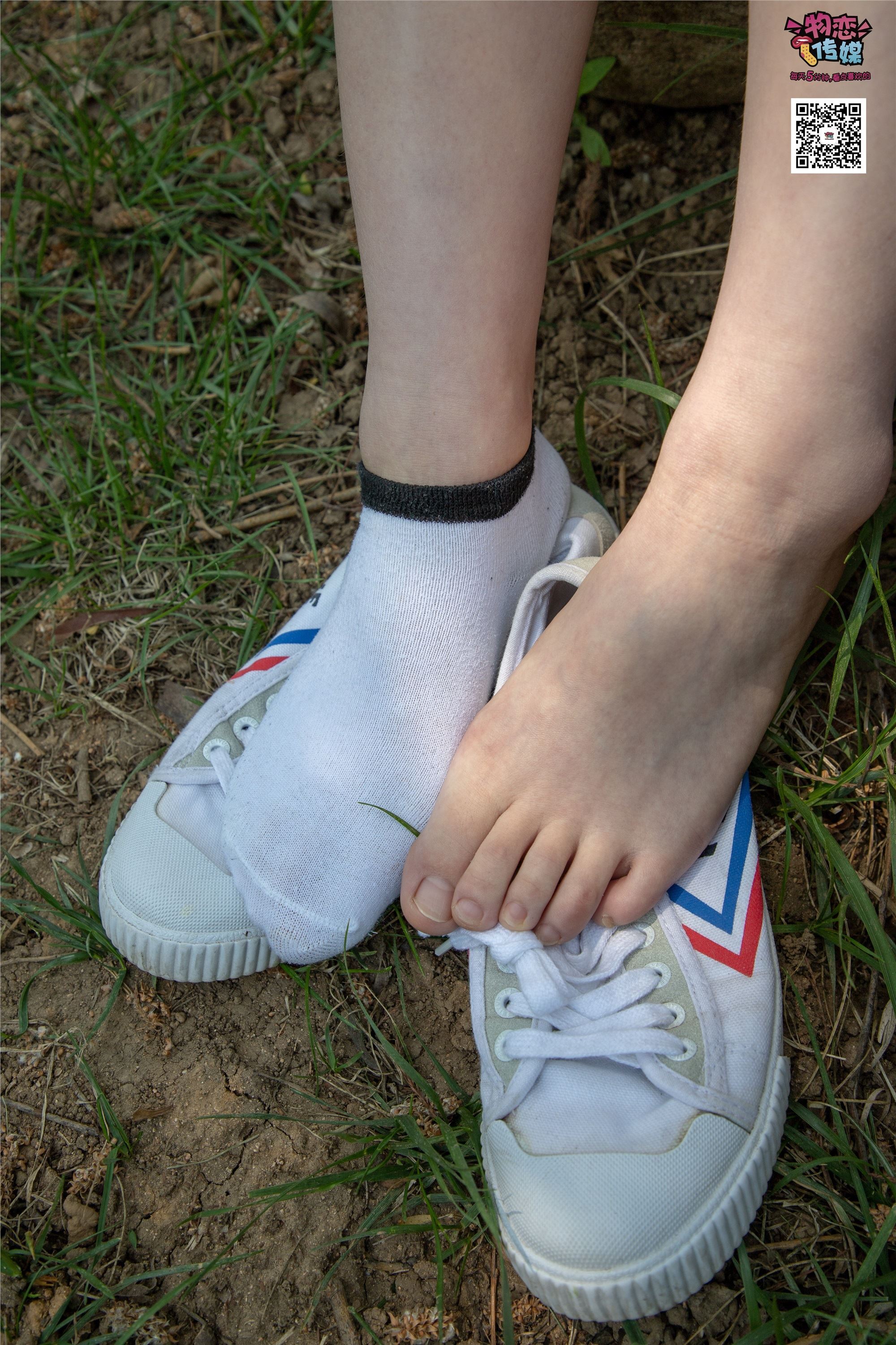 物恋传媒 No.009 纯纯的邻家小妹哦，小白鞋下藏着什么样的棉袜呢