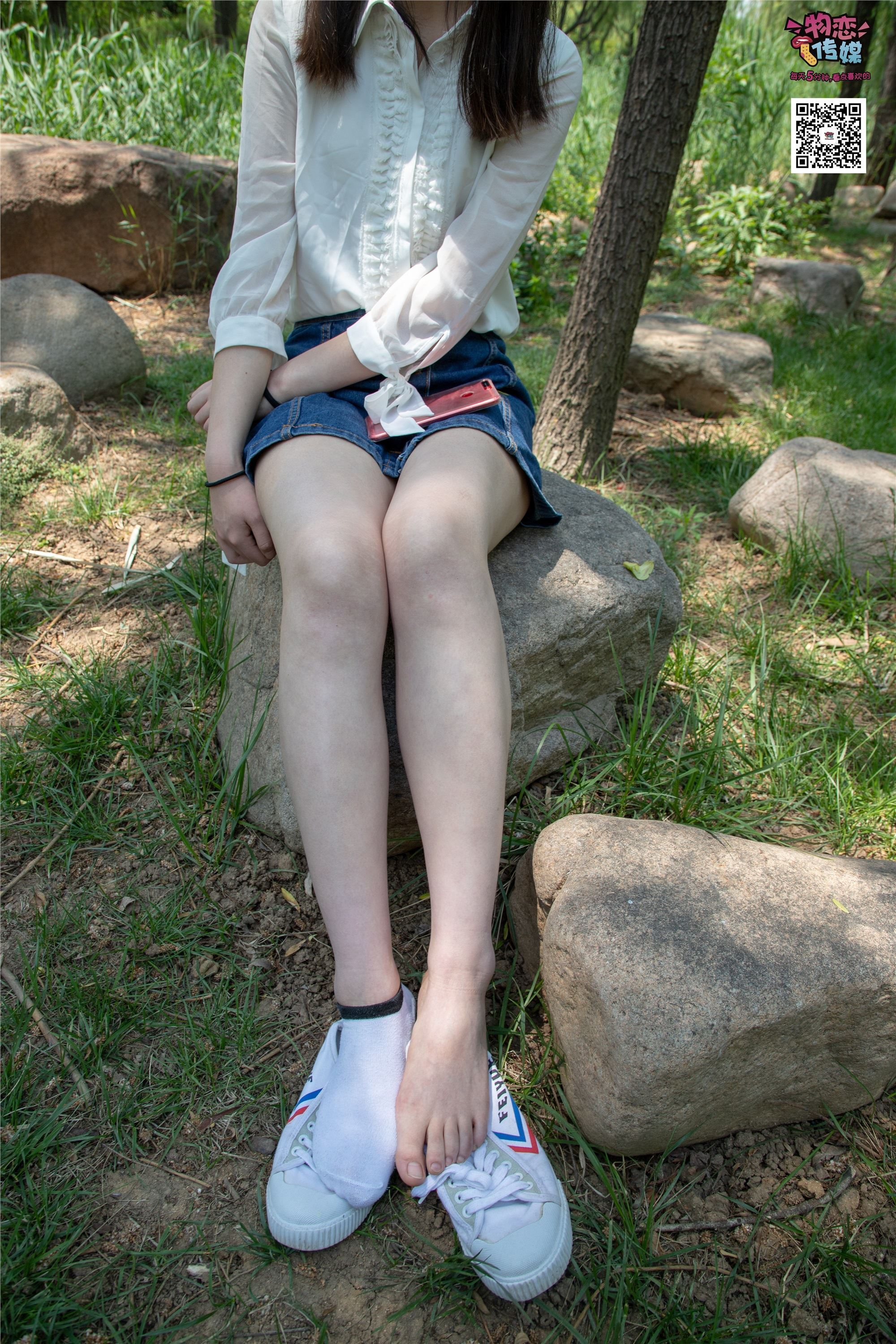 物恋传媒 No.009 纯纯的邻家小妹哦，小白鞋下藏着什么样的棉袜呢