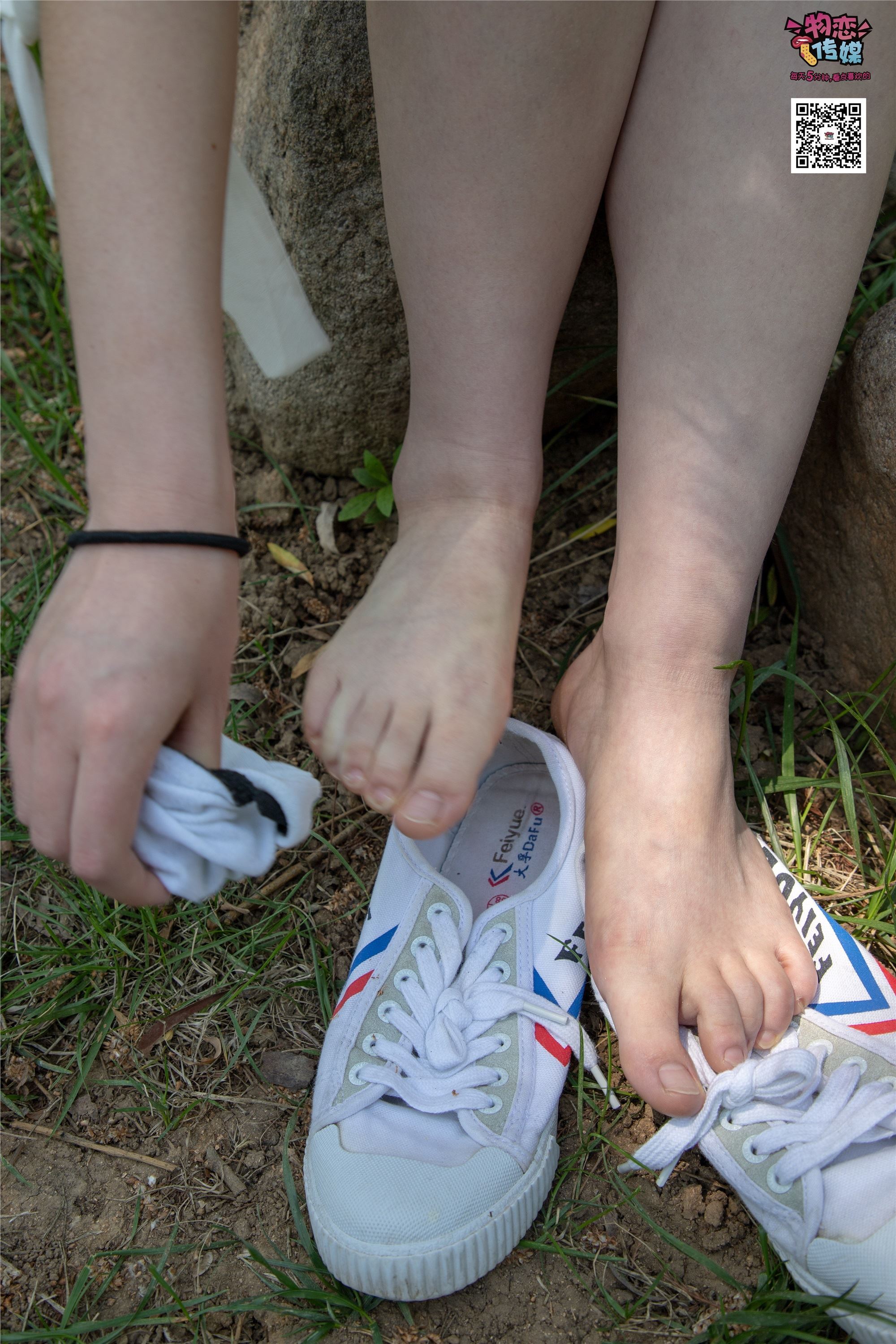 物恋传媒 No.009 纯纯的邻家小妹哦，小白鞋下藏着什么样的棉袜呢