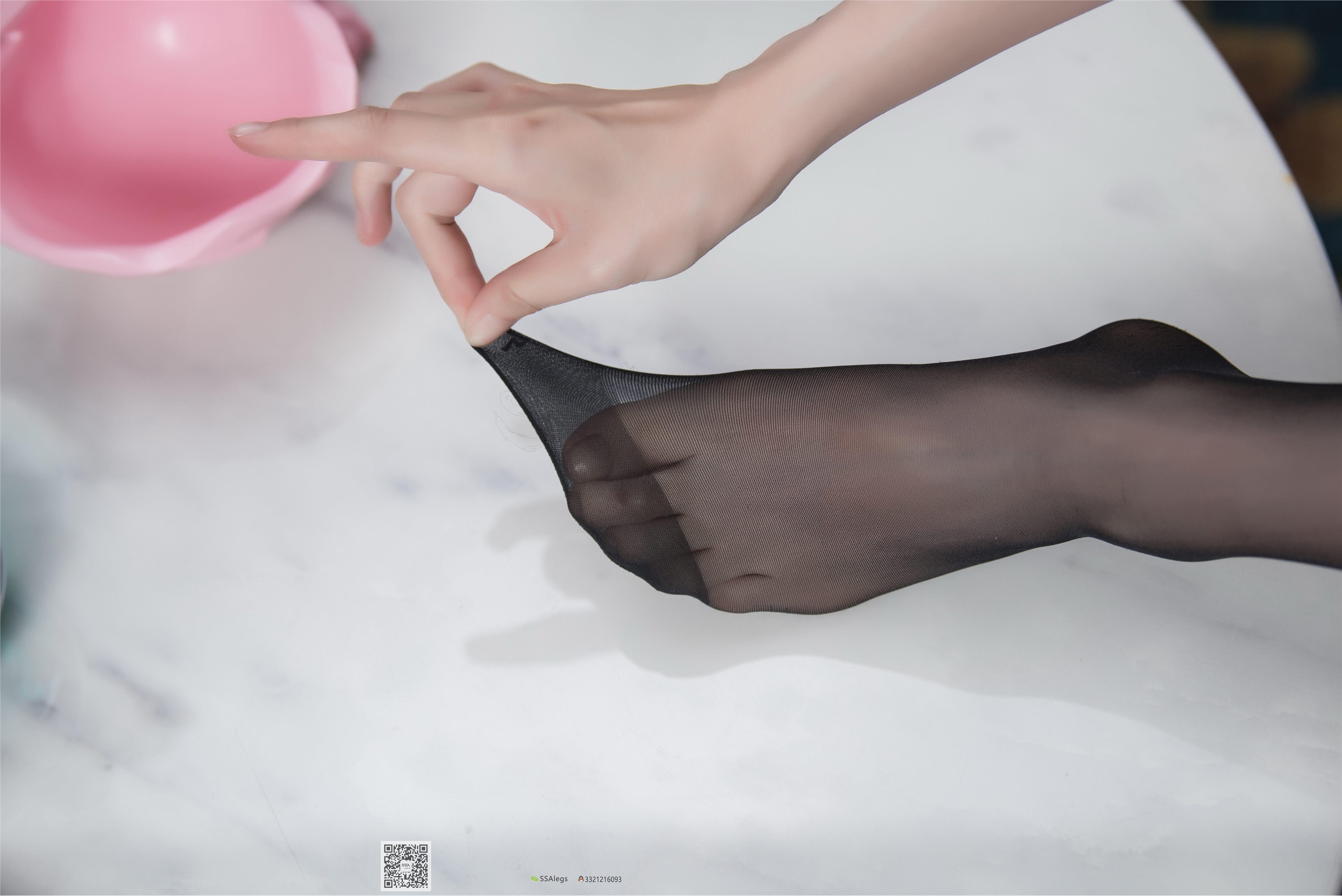 SSA丝社 010期 小琪琪 长筒黑丝穿丝过程与足尖特写